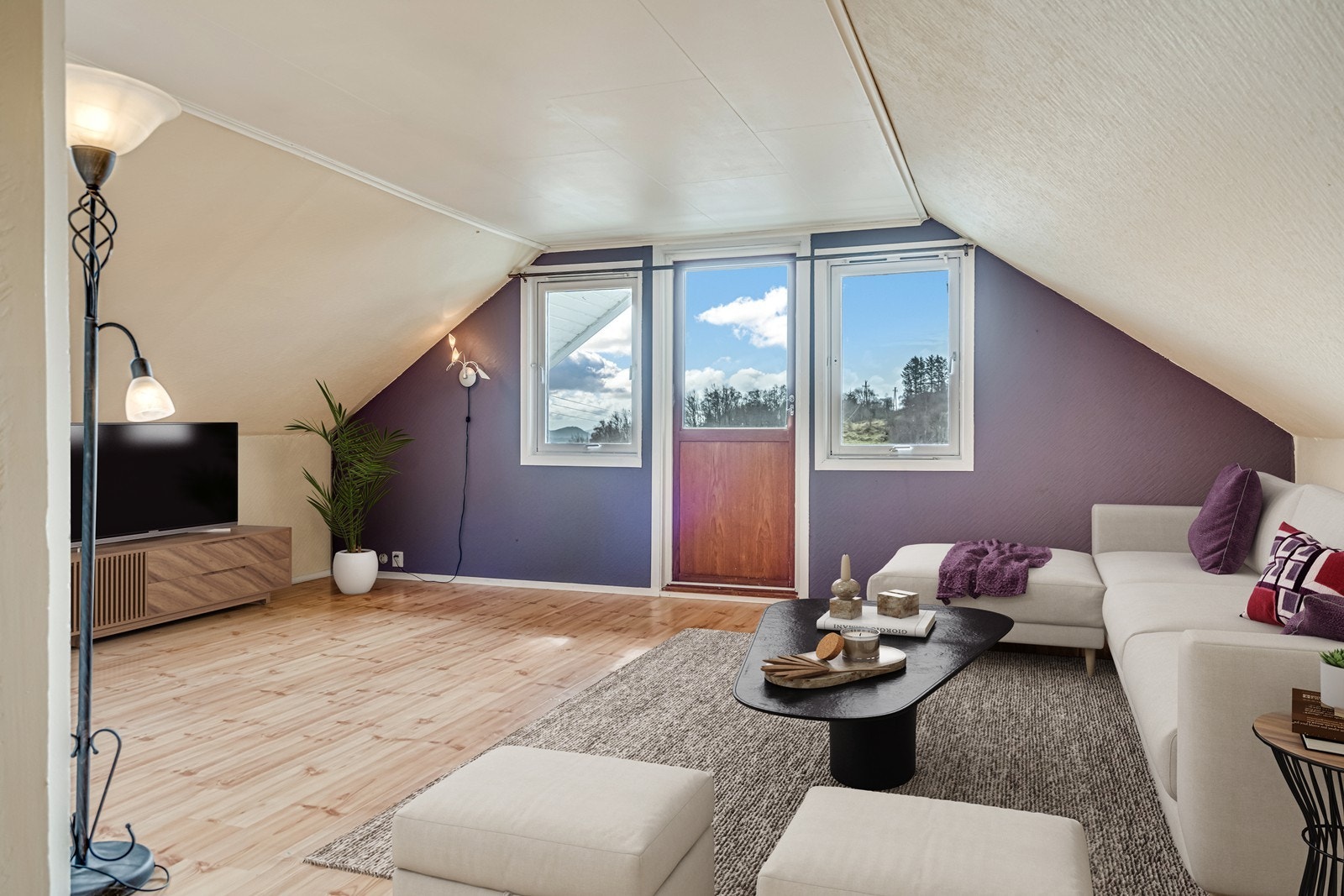 Loftstue med utgang til overbygget balkong med magisk utsikt til fjord og fjell. Det er takvindu i loftstua. Galleribilde