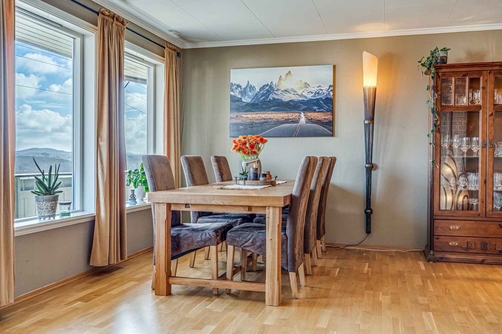 Vinkelstue med både varmepumpe og vedovn, eikeparkett på gulv, flott fjordutsikt og utgang til terrasse med tett tak over. Galleribilde