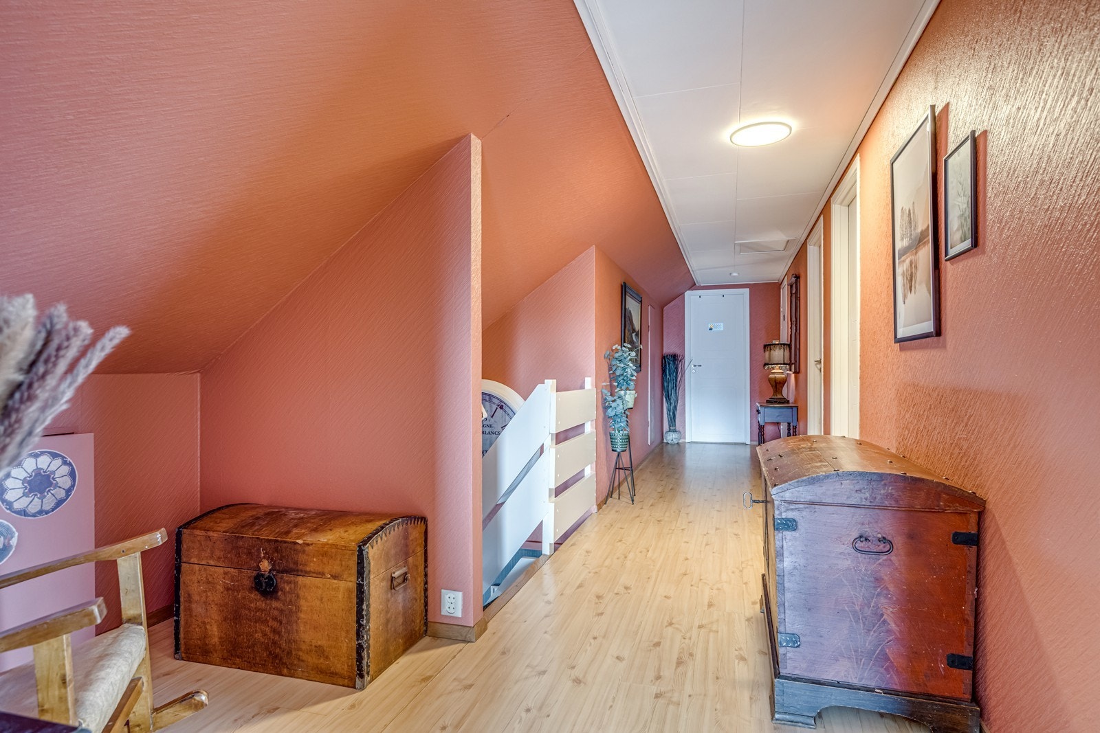 Trapp opp til gang med laminatgulv, luke til kaldloft, kott i knevegg og stor skapdør til et veldig romslig kott på motsatt side. Galleribilde