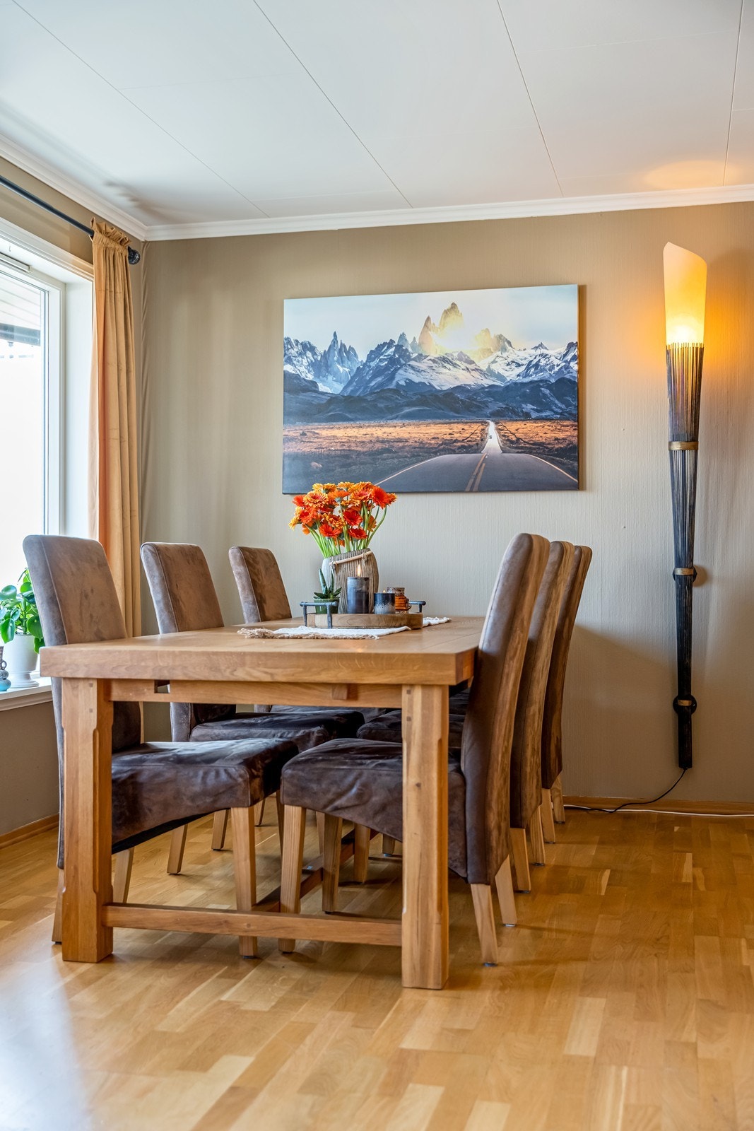 Vinkelstue med både varmepumpe og vedovn, eikeparkett på gulv, flott fjordutsikt og utgang til terrasse med tett tak over. Galleribilde