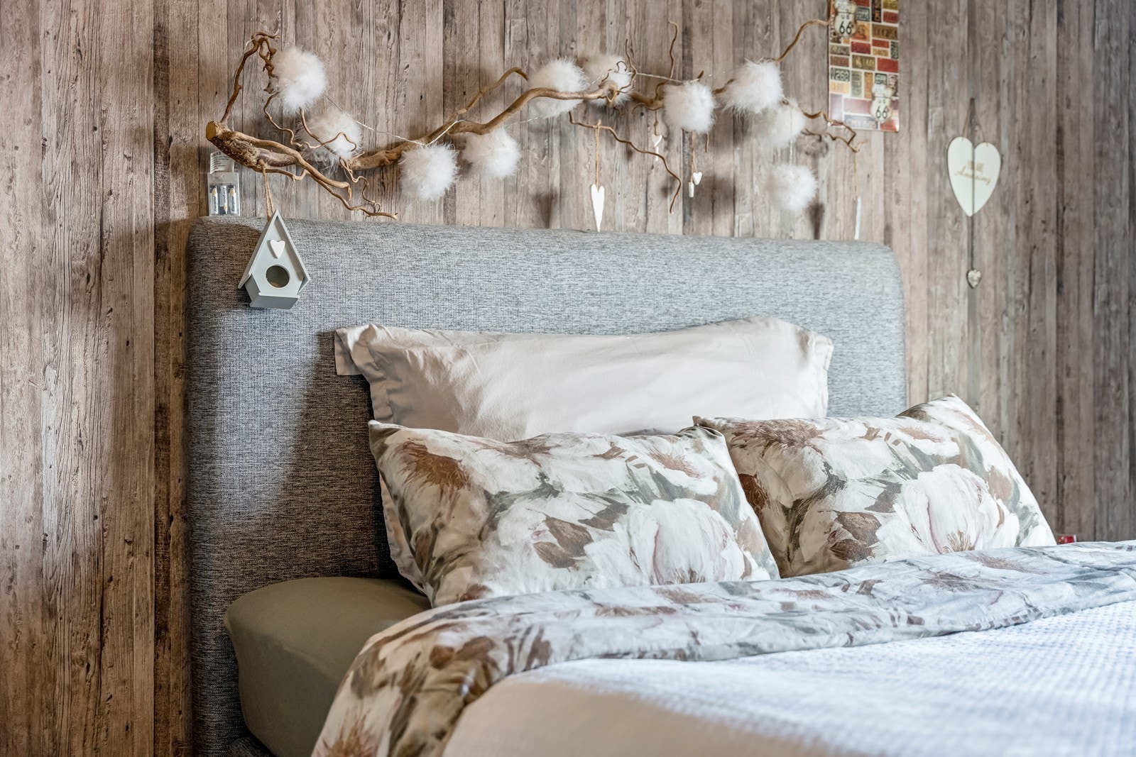 Dobbelt soverom med laminatgulv, tapetserte vegger, dobbelt garderobeskap og veggmontert TV (festet vil stå igjen). Galleribilde