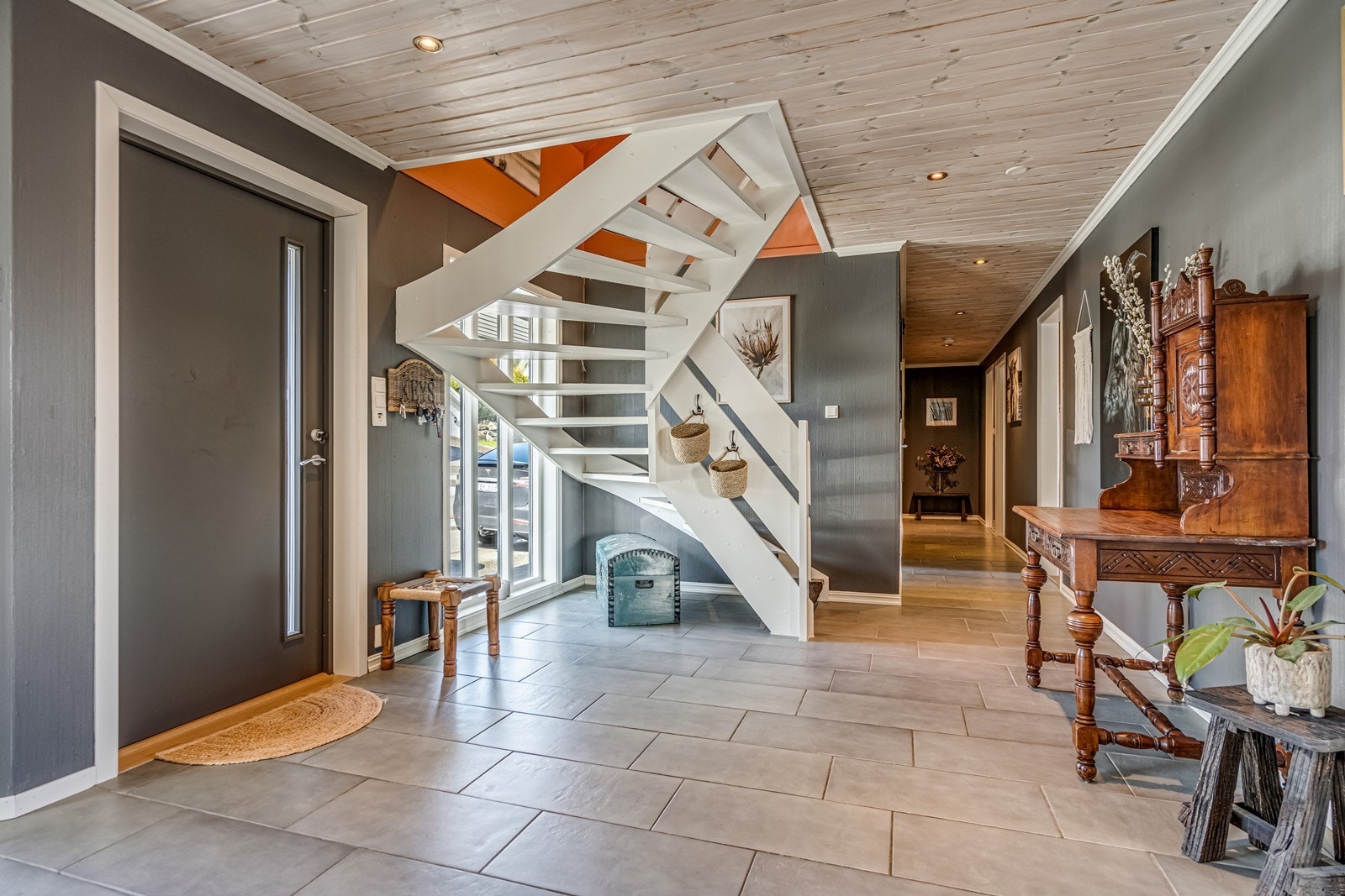 Trapp opp og inn til bad, vaskerom og soverom Galleribilde