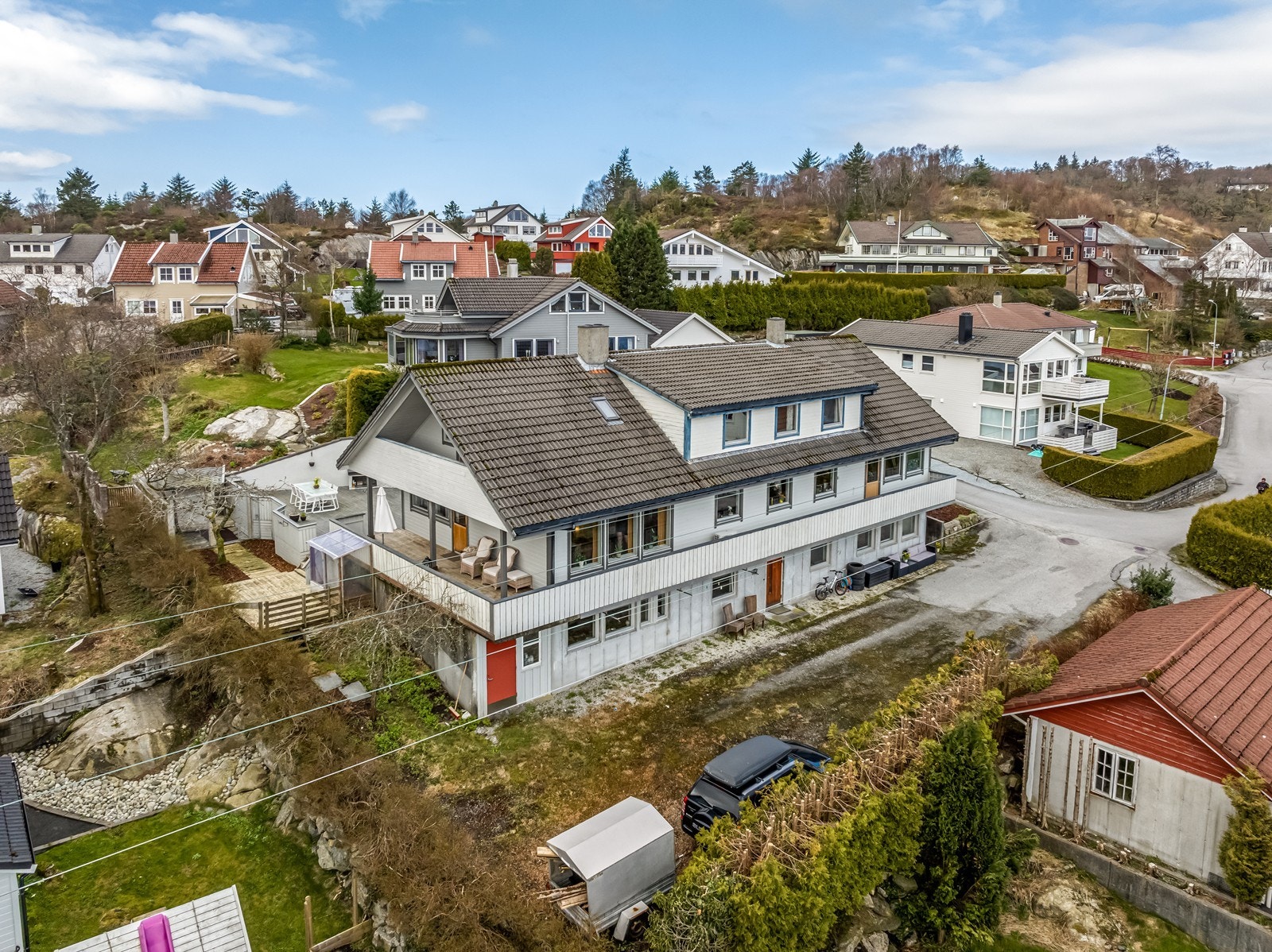 Stor enebolig med en fantastisk terrasse, magisk utsikt, store rom og 2 utleieleiligheter Galleribilde