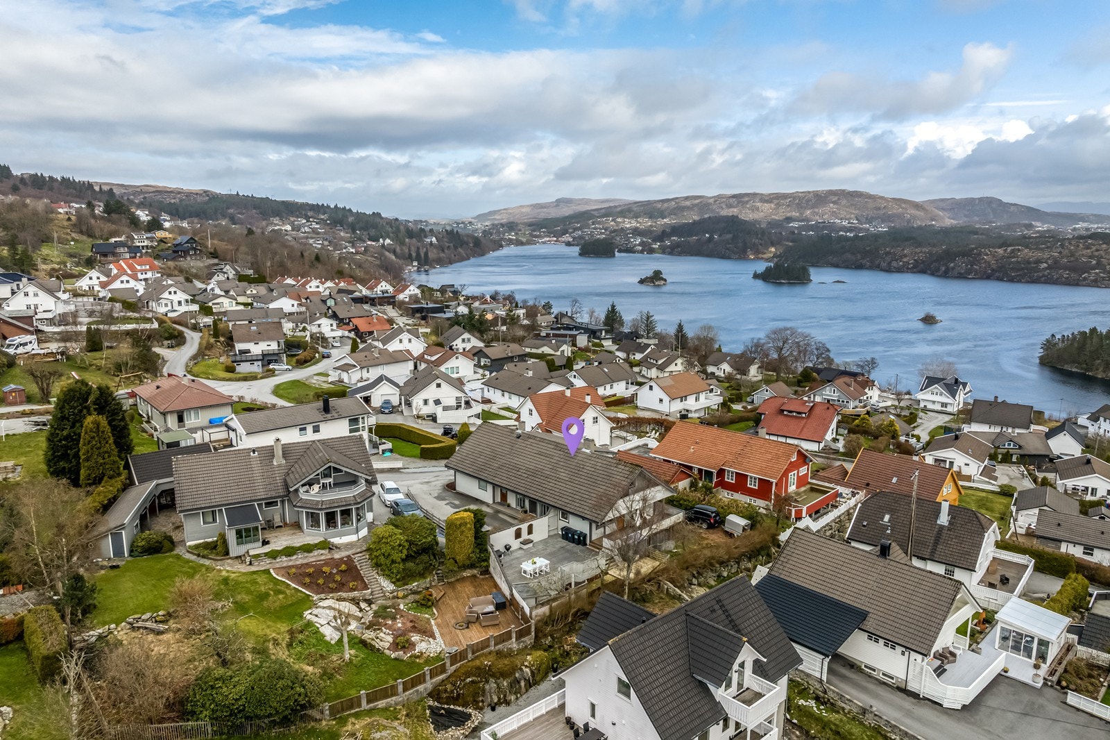 Stor enebolig med en fantastisk terrasse, magisk utsikt, store rom og 2 utleieleiligheter Galleribilde