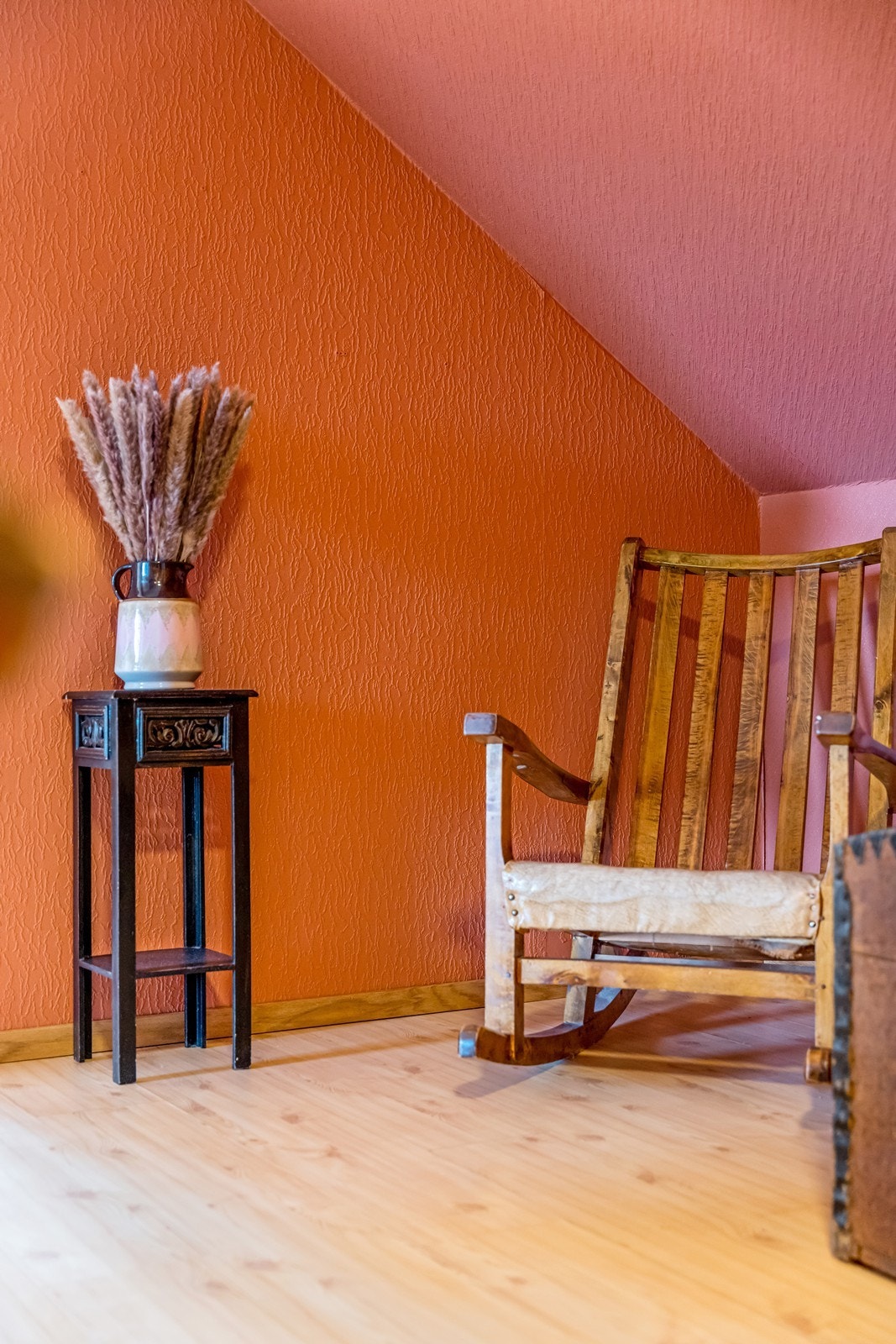 Trapp opp til gang med laminatgulv, luke til kaldloft, kott i knevegg og stor skapdør til et veldig romslig kott på motsatt side. Galleribilde