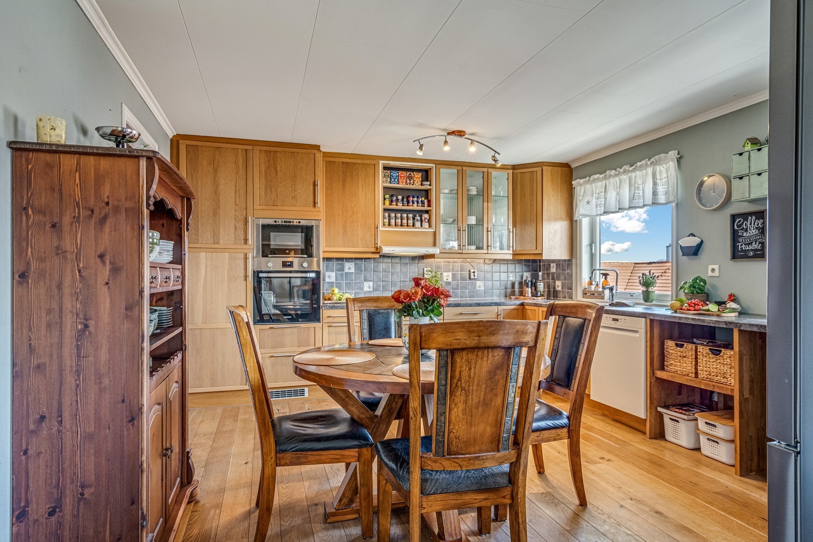 Sosialt kjøkken med både barløsning, plass til f.eks. et rundt spisebord og stor laminatbenkeplate med keramisk koketopp og halvannen nedfelt vask. Integrerte hvitevarer som oppvaskmaskin, int. micro og int. stekeovn. Galleribilde