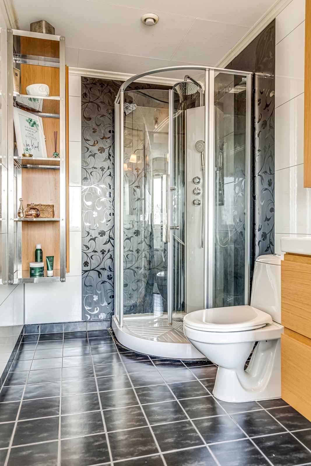 Bad 1. etg. med fliser og varmekabler på gulv, baderomsplater på vegger, dusjkabinett med regnvannsdusj, wc, baderomsinnredning med dobbel servant, fire underskuffer, dobbelt speilskap, stort fastmontert speil, badekar og nydelig fjordutsikt. Galleribilde