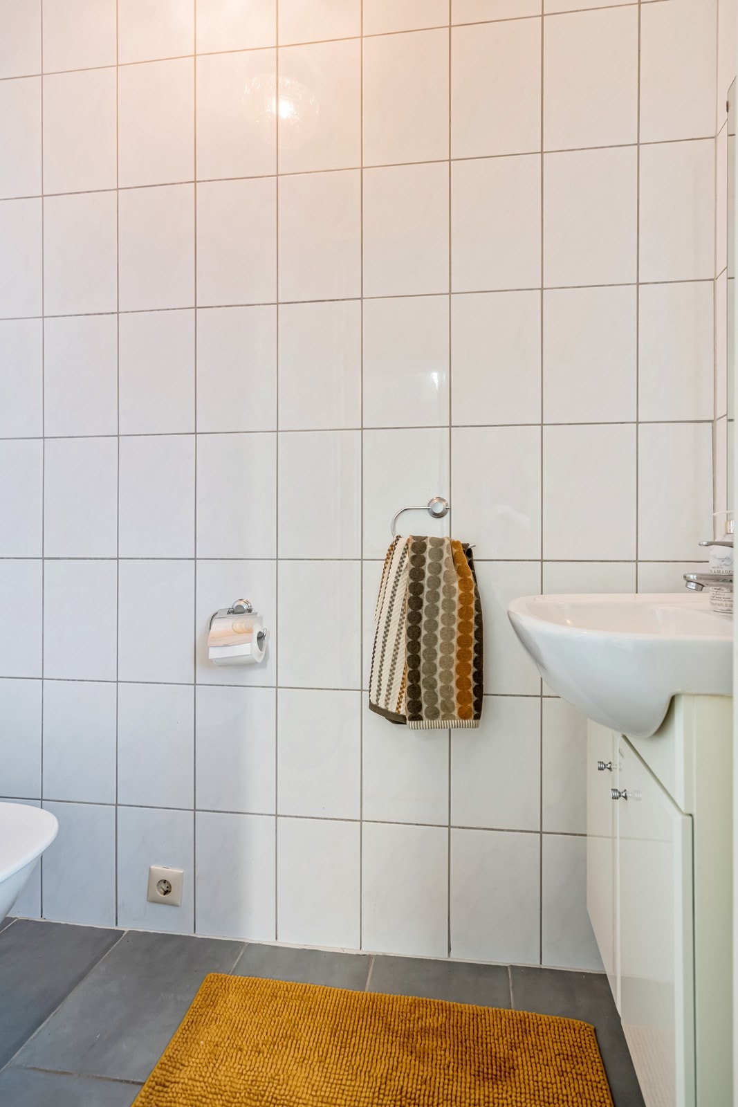 Flislagt wc i 1. etg. med servant m/underskap og toalett. Galleribilde