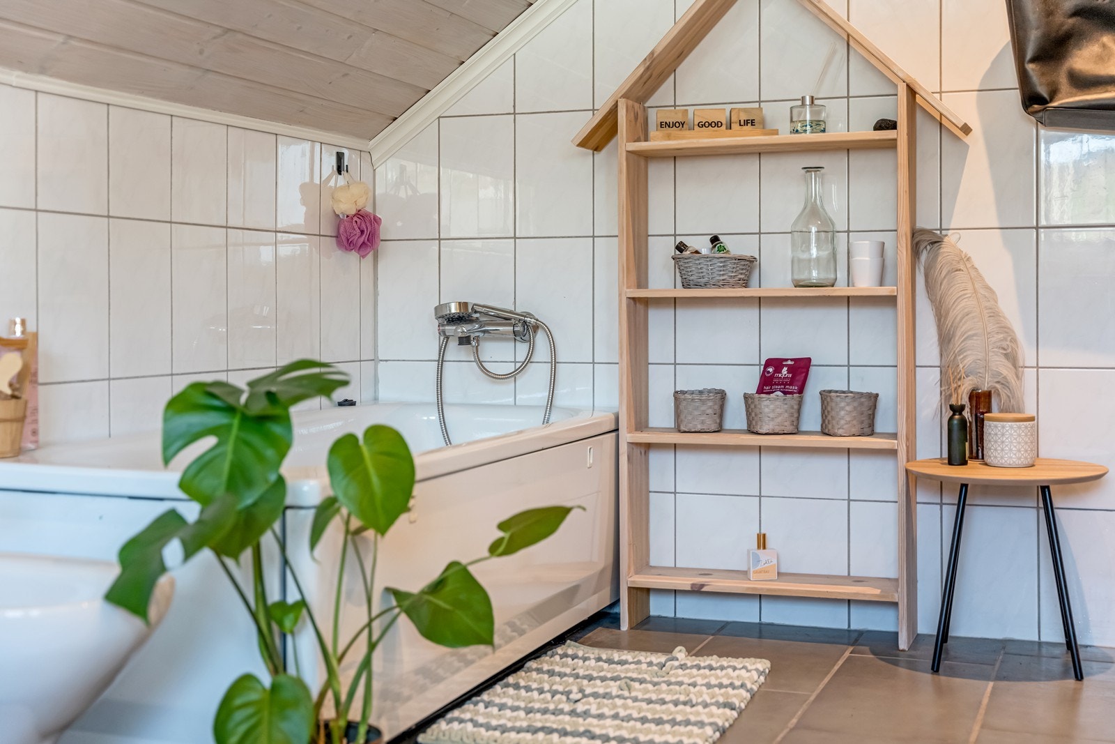 Flislagt bad med badekar, bidê, wc, dusjnisje som ikke er i bruk, baderomsinnredning med fire undeskap, to speilskap, benkeplate, lang ekstra benkeplate i hjørne med fire underskap i enden. Spotter i tak. Luke til kott. Galleribilde