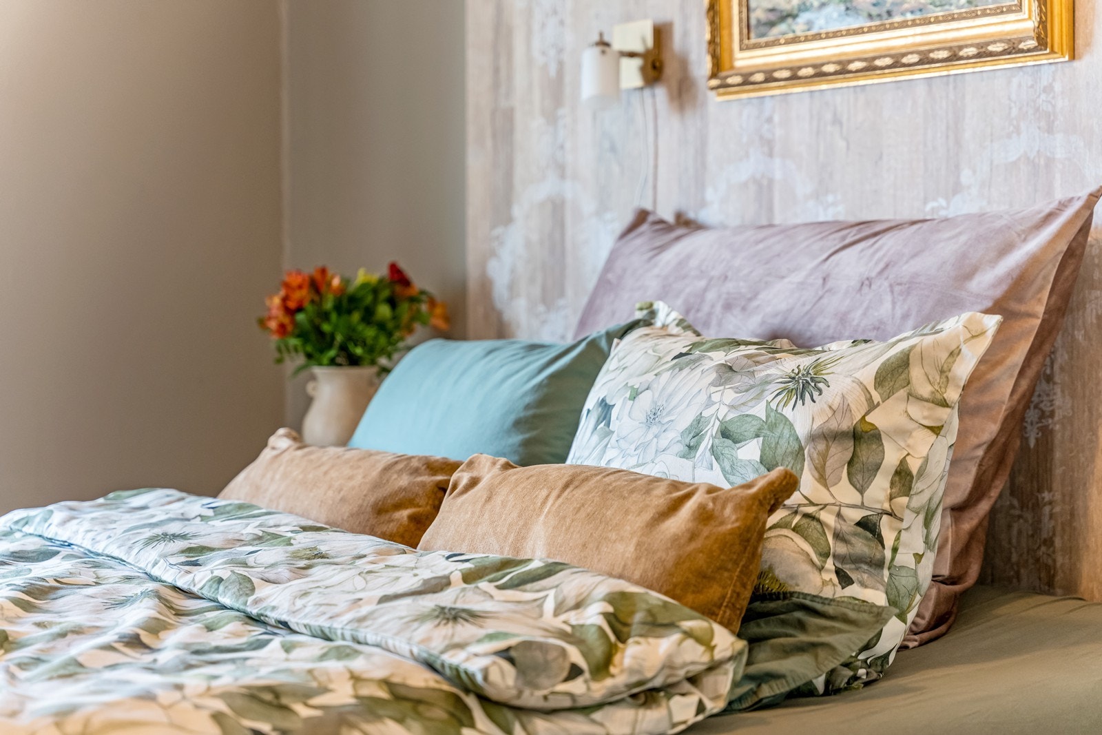 Dobbelt soverom med laminatgulv, tapetserte vegger og dobbelt garderobeskap. Flott utsikt! Galleribilde