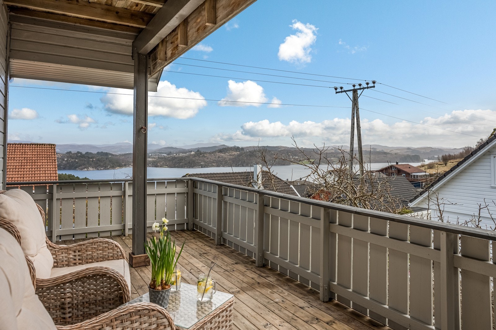 Utgang til terrasse med tett tak over. Galleribilde