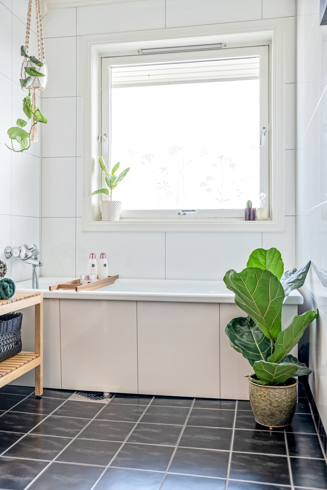 Bad 1. etg. med fliser og varmekabler på gulv, baderomsplater på vegger, dusjkabinett med regnvannsdusj, wc, baderomsinnredning med dobbel servant, fire underskuffer, dobbelt speilskap, stort fastmontert speil, badekar og nydelig fjordutsikt. Galleribilde