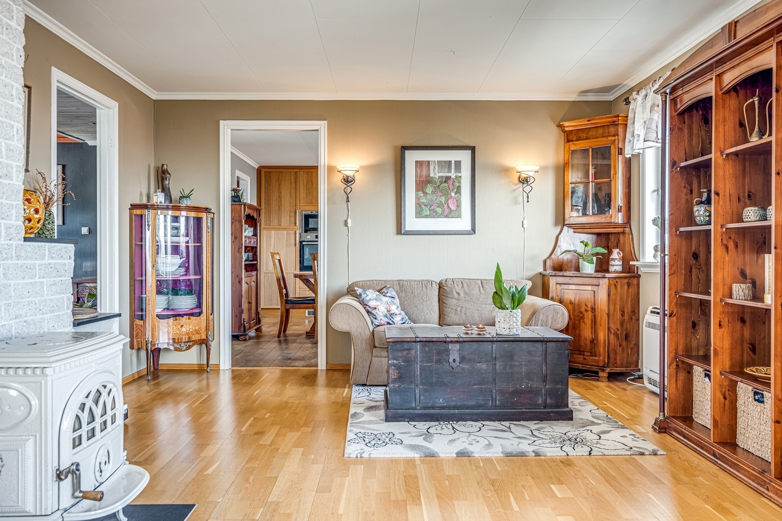 Vinkelstue med både varmepumpe og vedovn, eikeparkett på gulv, flott fjordutsikt og utgang til terrasse med tett tak over. Galleribilde