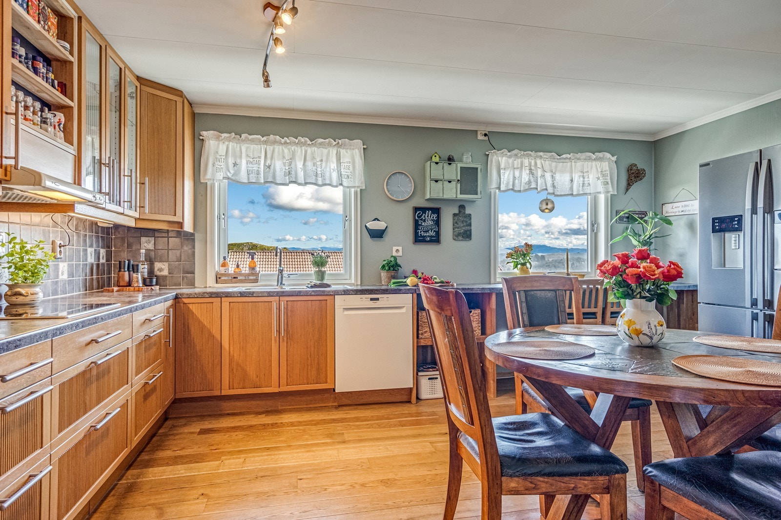 Sosialt kjøkken med både barløsning, plass til f.eks. et rundt spisebord og stor laminatbenkeplate med keramisk koketopp og halvannen nedfelt vask. Integrerte hvitevarer som oppvaskmaskin, int. micro og int. stekeovn. Galleribilde