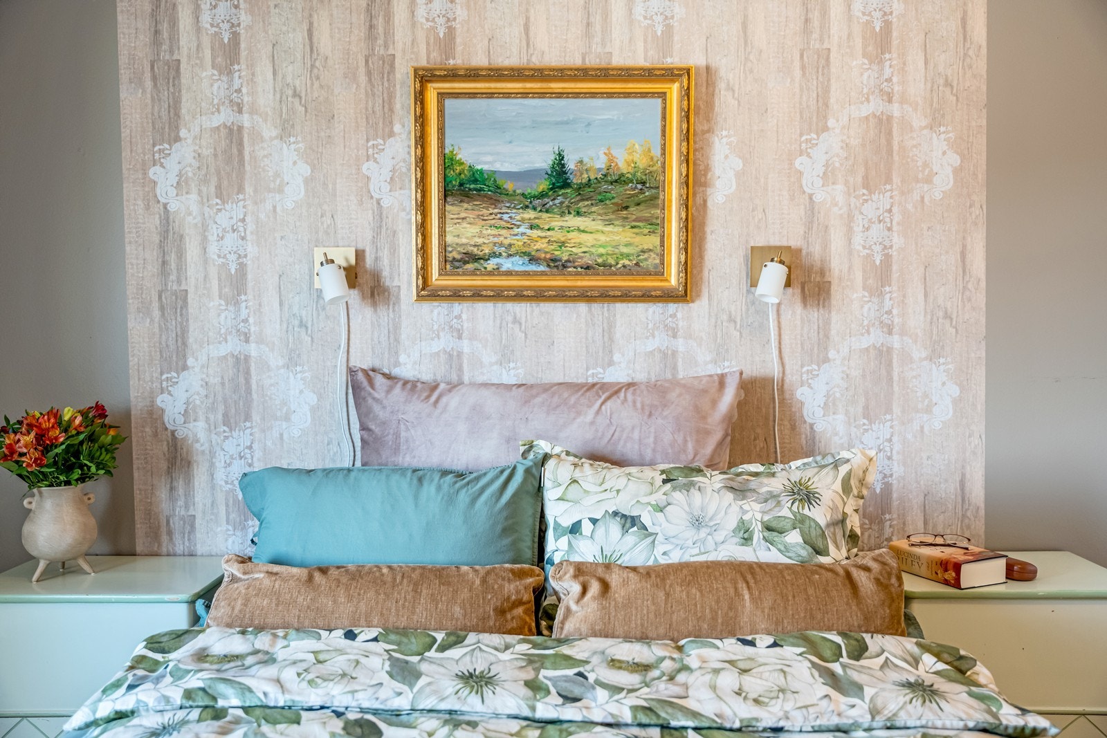 Dobbelt soverom med laminatgulv, tapetserte vegger og dobbelt garderobeskap. Flott utsikt! Galleribilde