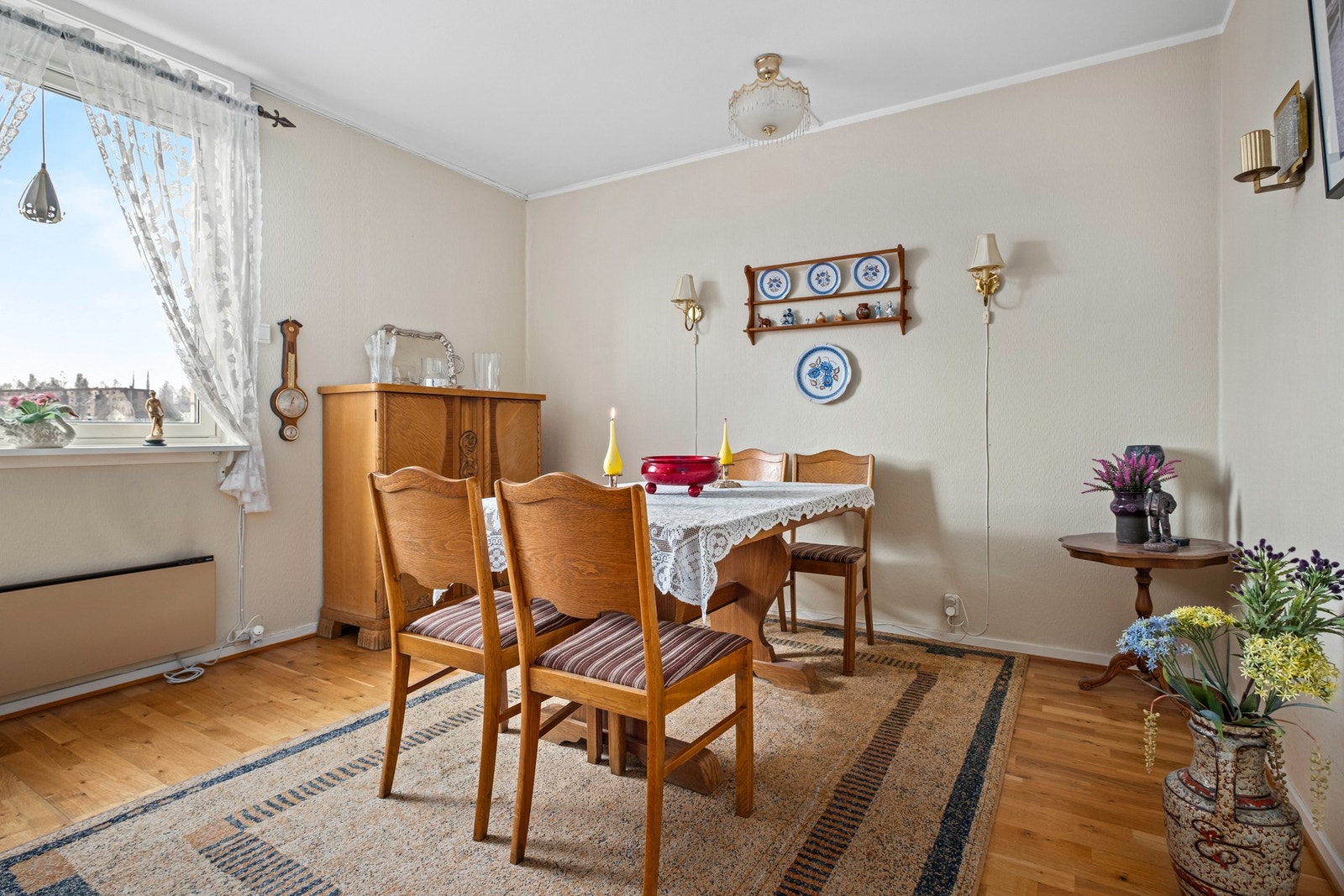 Opprinnelig hovedsoverom benyttes i dag som spisestue. Galleribilde