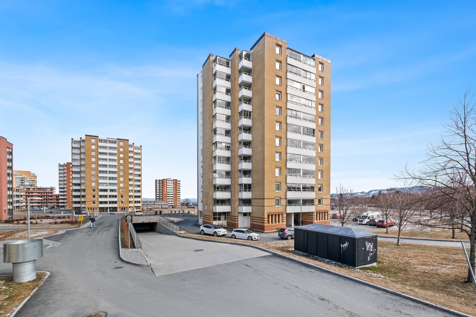 Nedkjøring til parkeringskjelleren er like ved blokka. Galleribilde