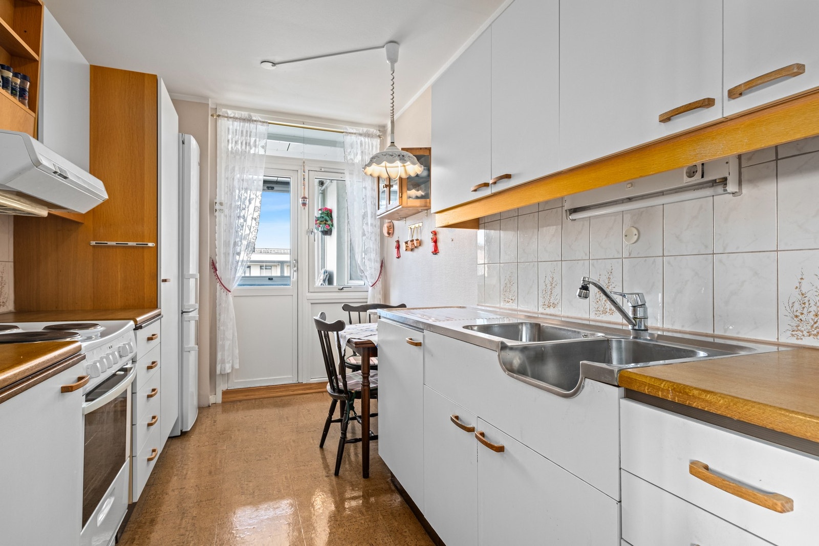 Kjøkkenet er på 8 kvm og utstyrt med frittstående kjøle/fryseskap og komfyr. Galleribilde