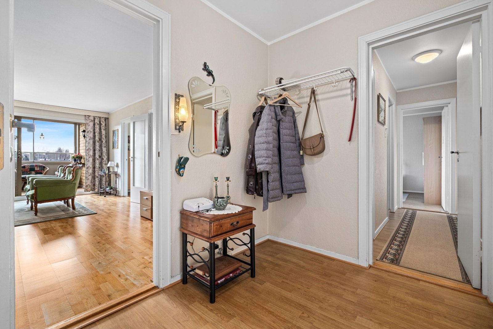 Stor og luftig entré. Her har du god plass til kommode eller garderobeskap. Galleribilde