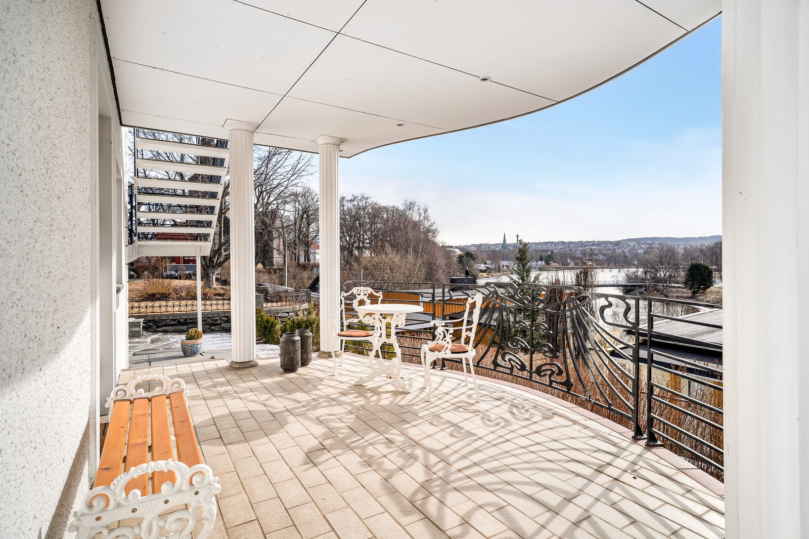 Fra soverommet i 1.etg har man direkte utgang til flott balkong Galleribilde