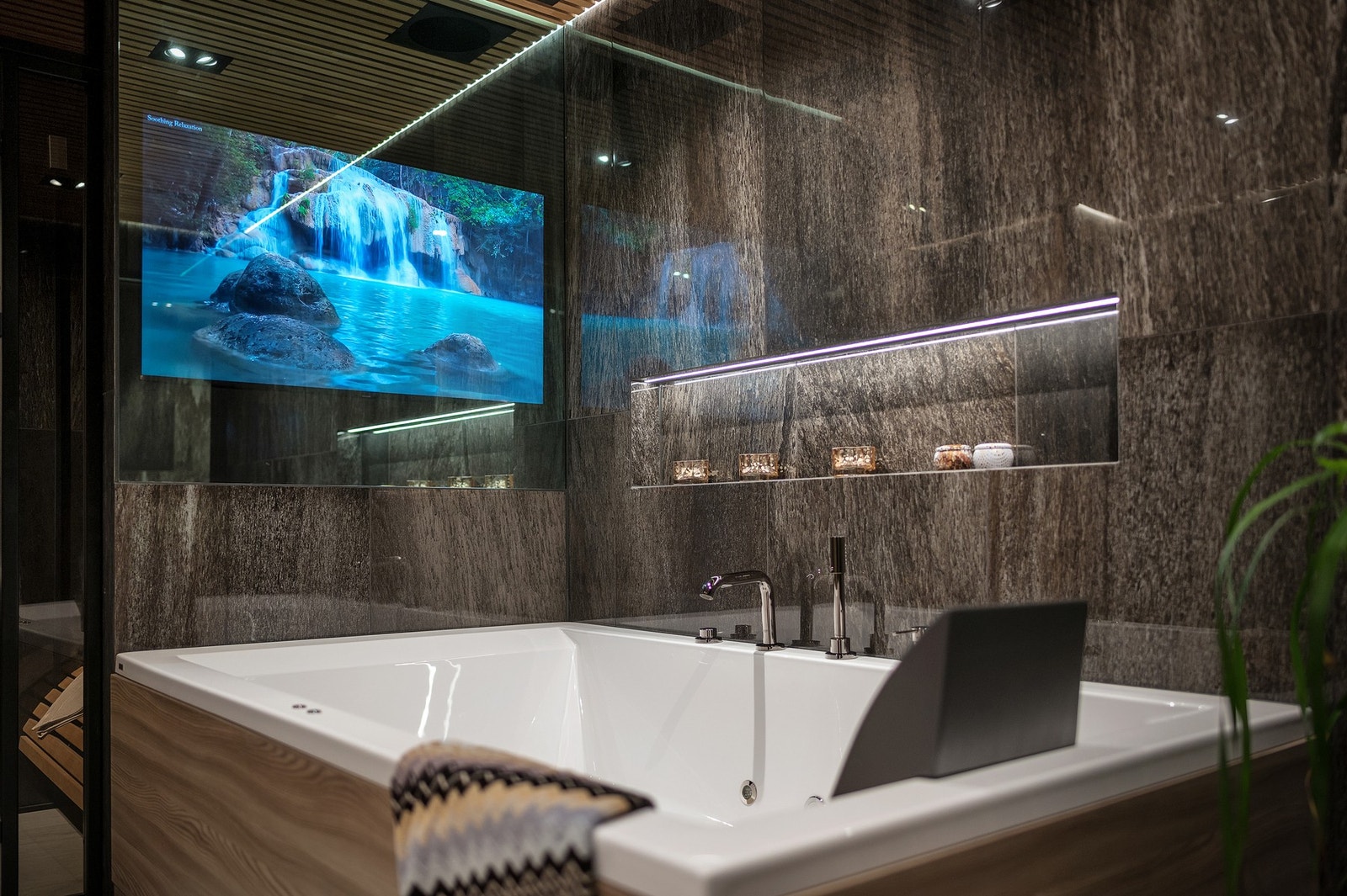 Spaavdelingen består av 2 bad, badstue og vaskerom. Innebygd TV ved badekar Galleribilde