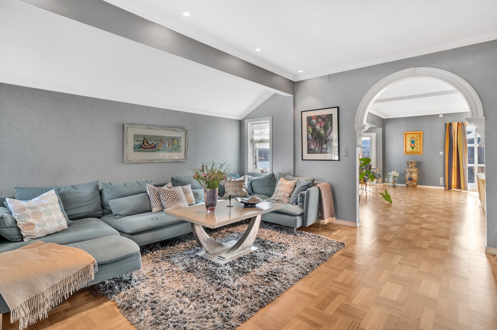 2.etasje består av TV-stue, stue, kjøkken og spisestue, samt to fine uteplasser på hver side av huset. Galleribilde