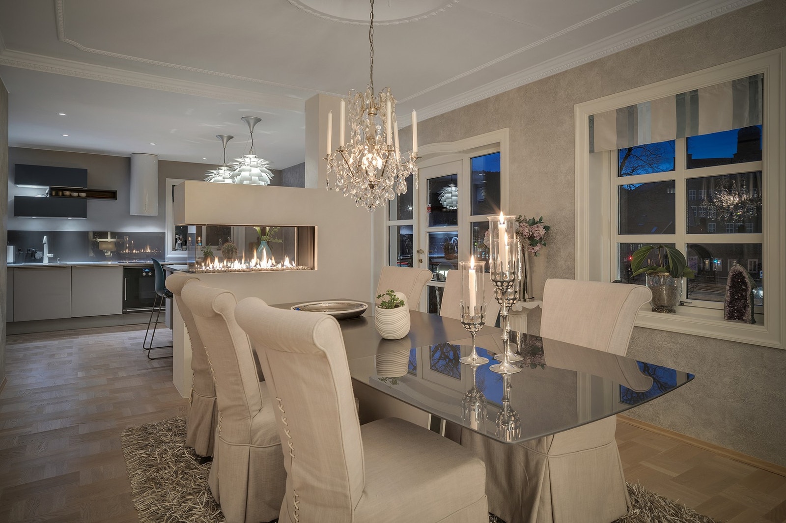 Flott spisestue med god plass til stort spisebord, noe som passer utmerket ved sosiale sammenkomster. Galleribilde