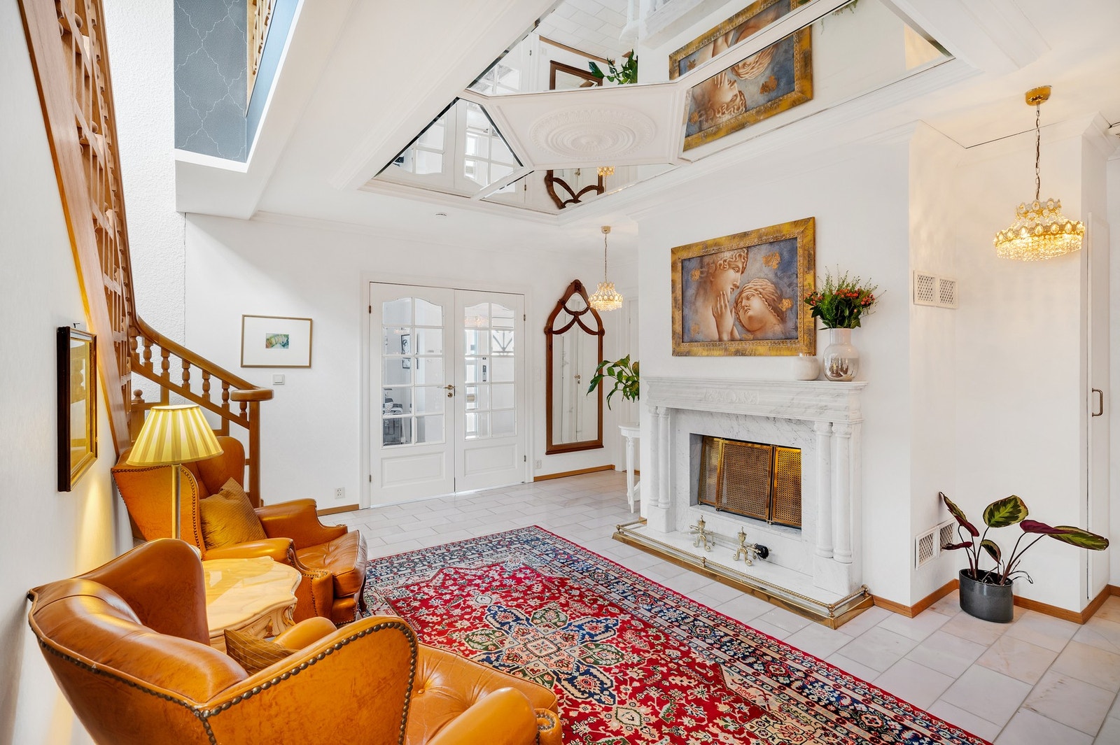 Stor og luftig hall på 27 kvm med peisovn i marmor og gode oppbevaringsmuligheter. Galleribilde