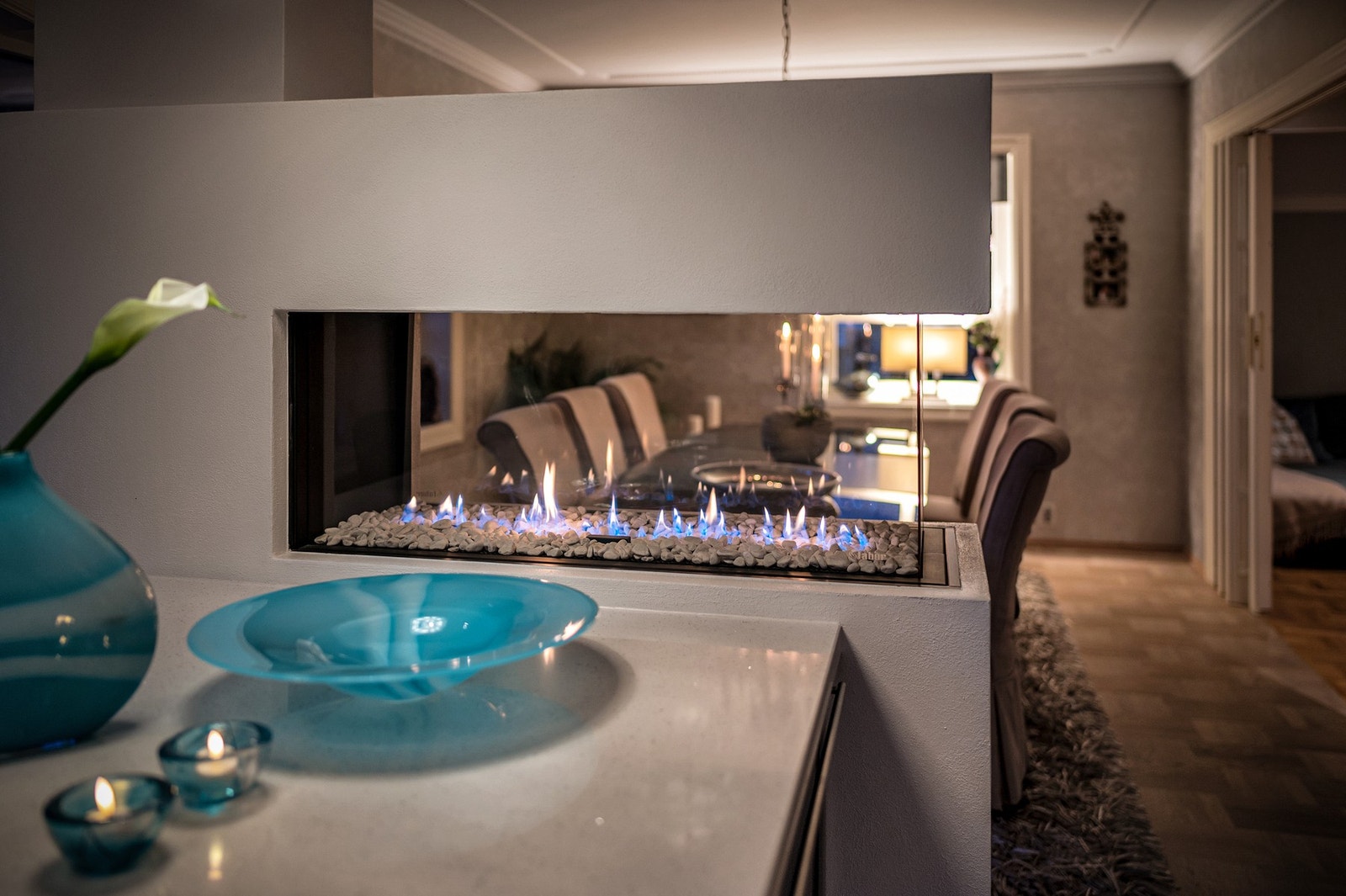 Stilren gasspeis som gir et naturlig skille mellom kjøkken og spisestue. Boligen har hele 3 peiser. Galleribilde