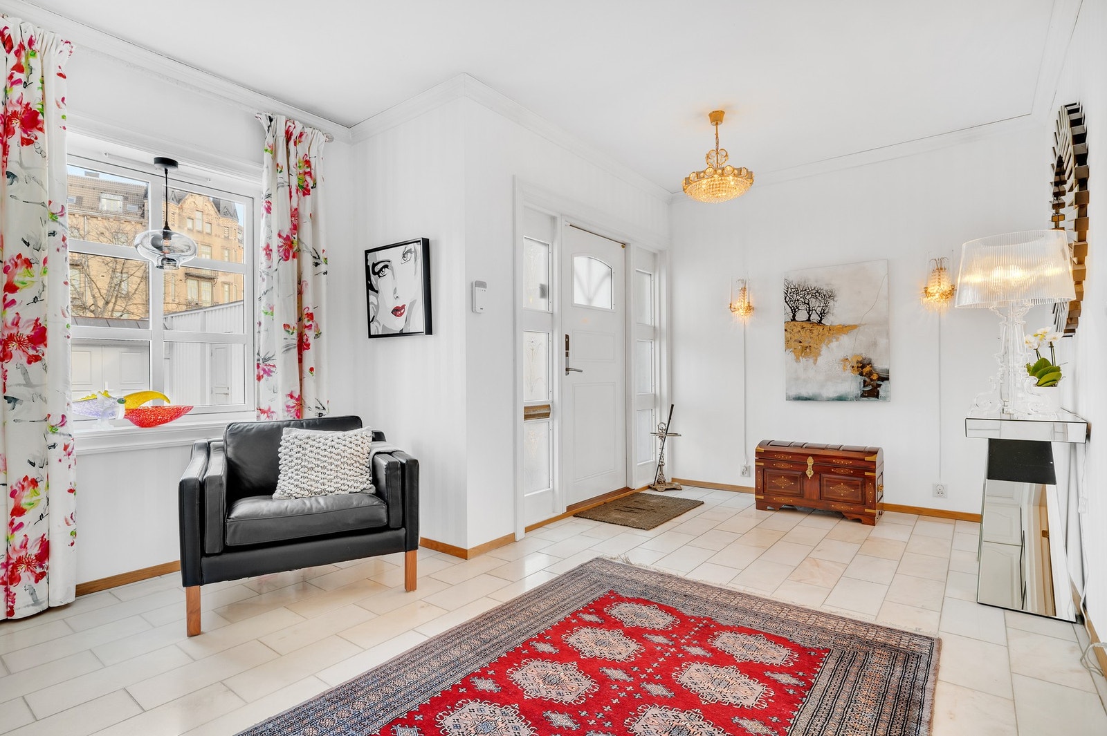 Romslig entrè med gode oppbevaringsmuligheter. Galleribilde