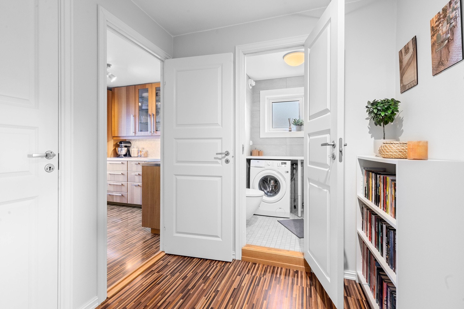Merk at boligen har opplegg for vaskemaskin (borettslaget har også felles vaskeri med bl.a. tørketromler i kjeller). Galleribilde