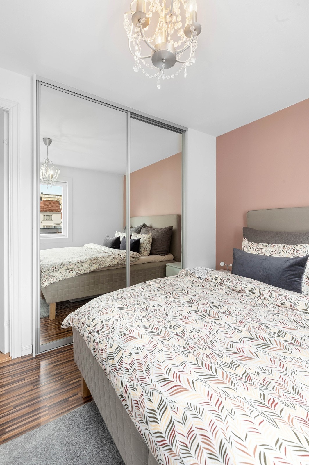 Hovedsoverommet har en romslig skyvedørsgarderobe. Galleribilde
