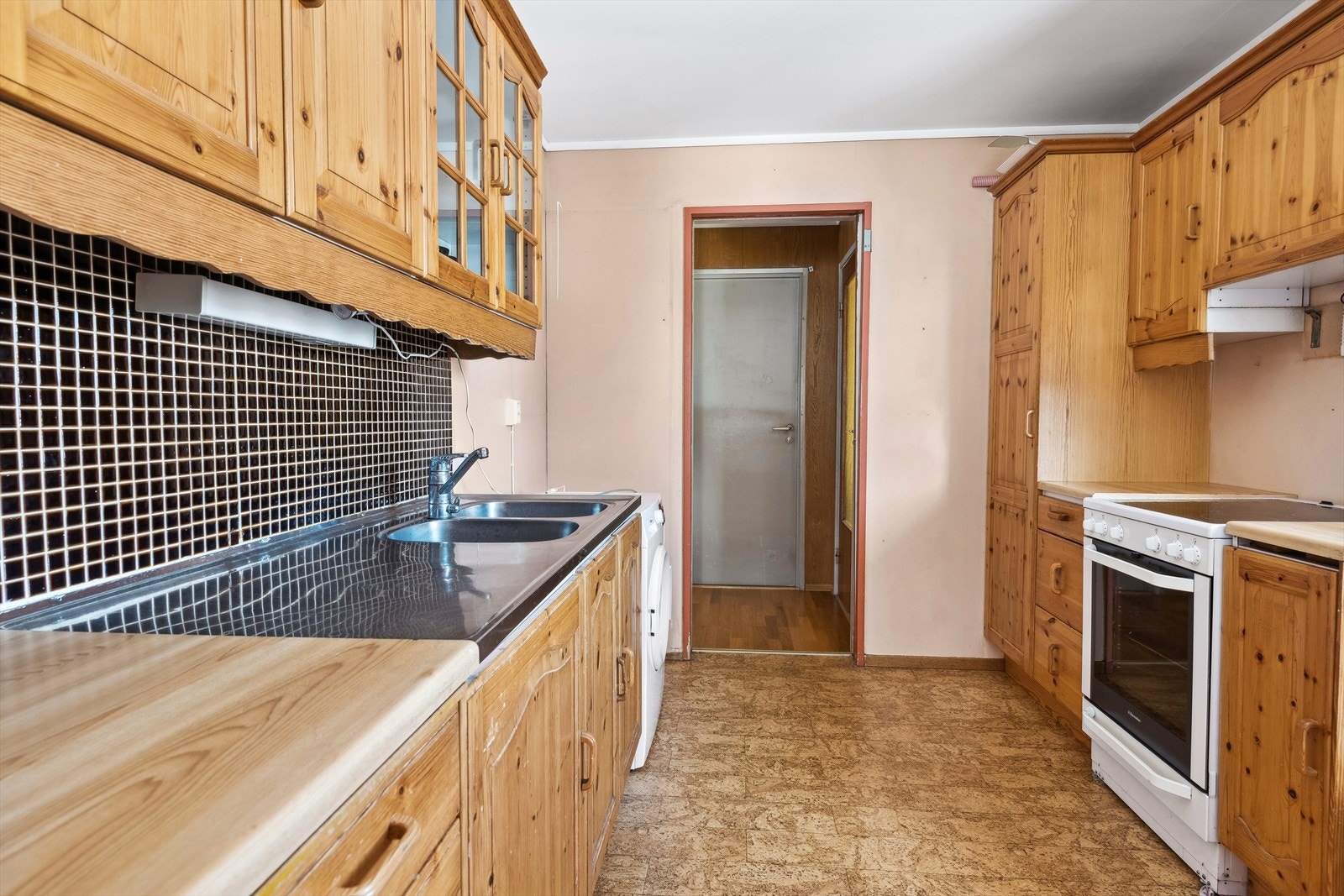 Solid kjøkkeninnredning med heltre fronter. Galleribilde