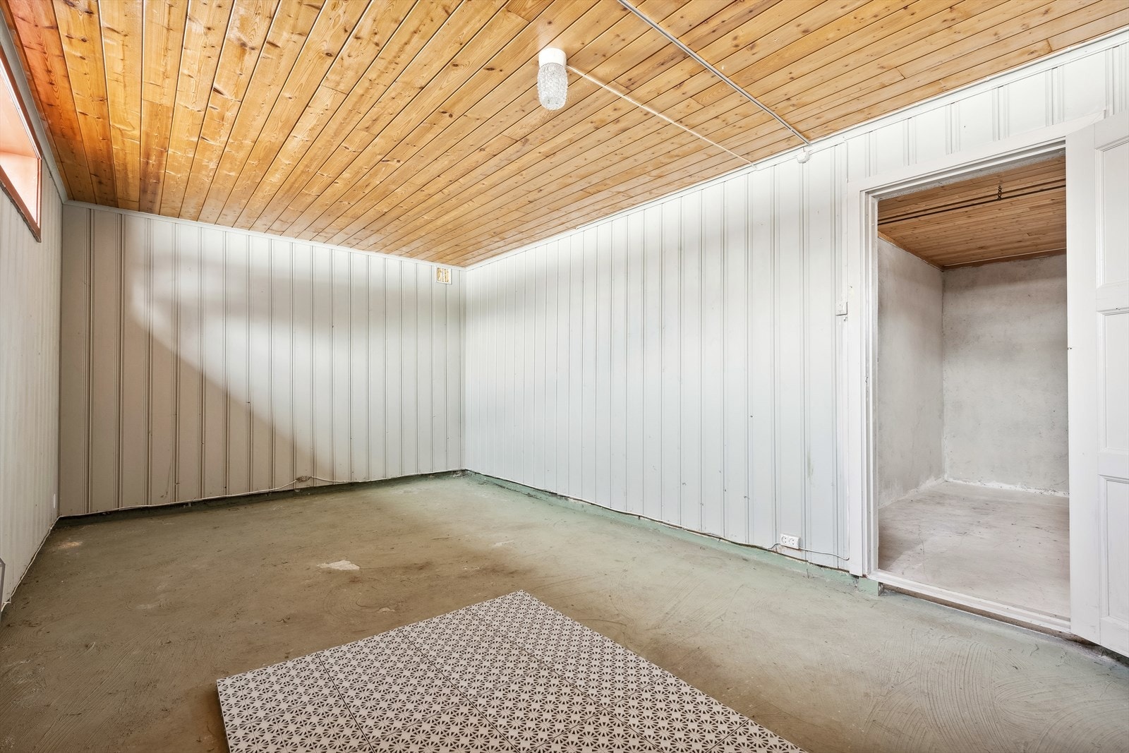 Det er mange fine rom i kjelleren som egner seg godt til oppholdsrom. Galleribilde
