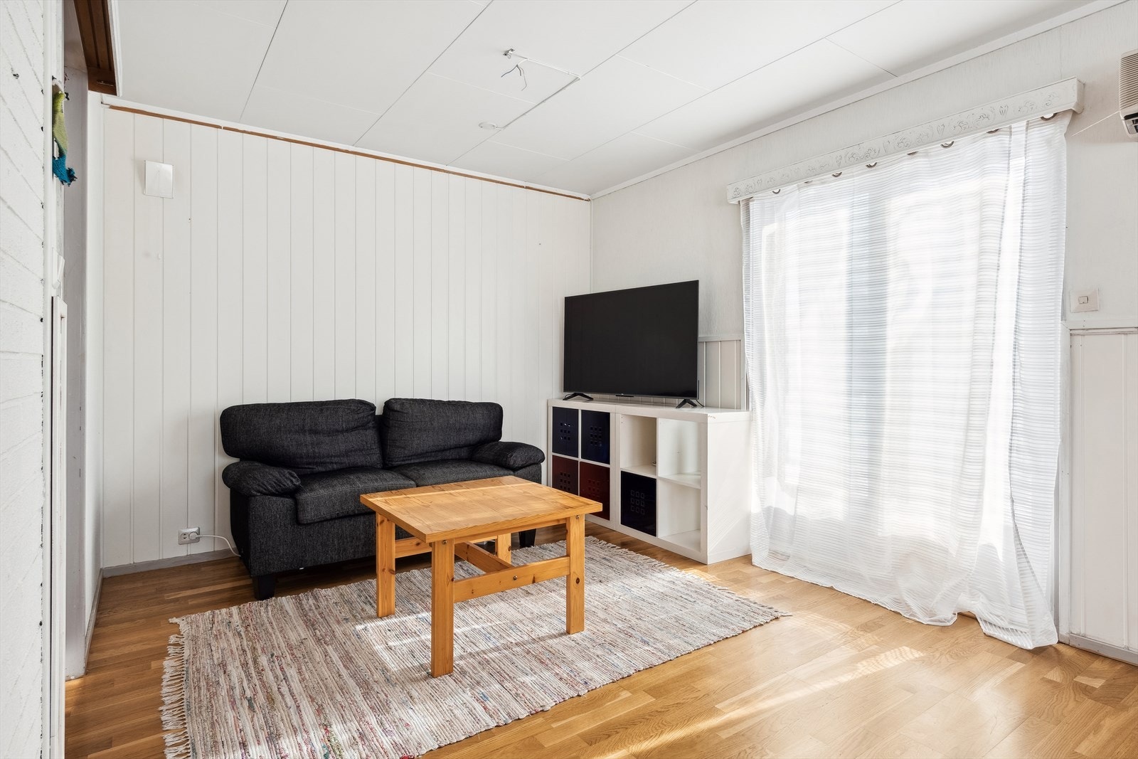 Fra stuen er det adkomst ut til hagen (tidligere veranda). Galleribilde