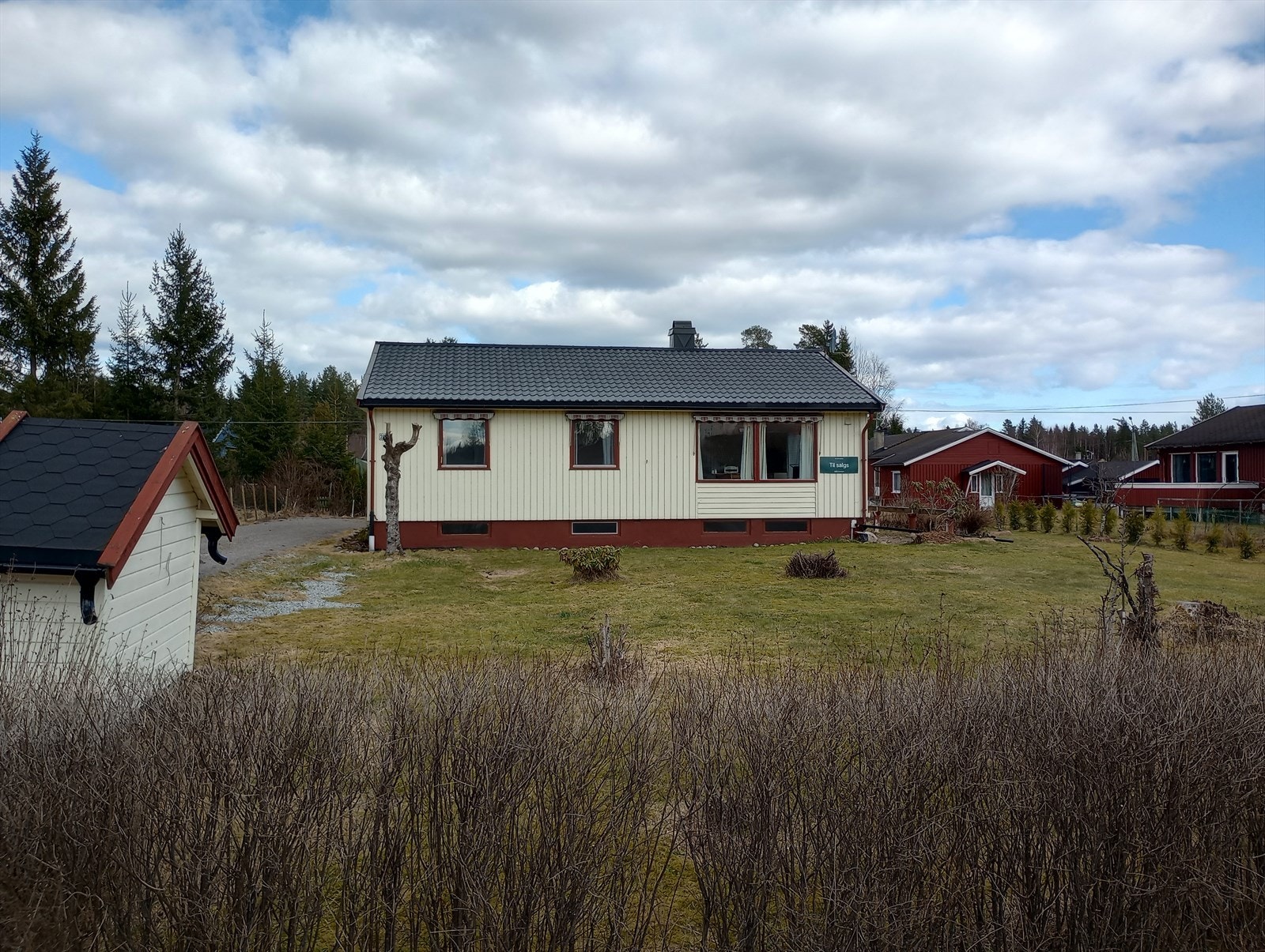 Romslig hage som har rikelig med tumleplass. Galleribilde