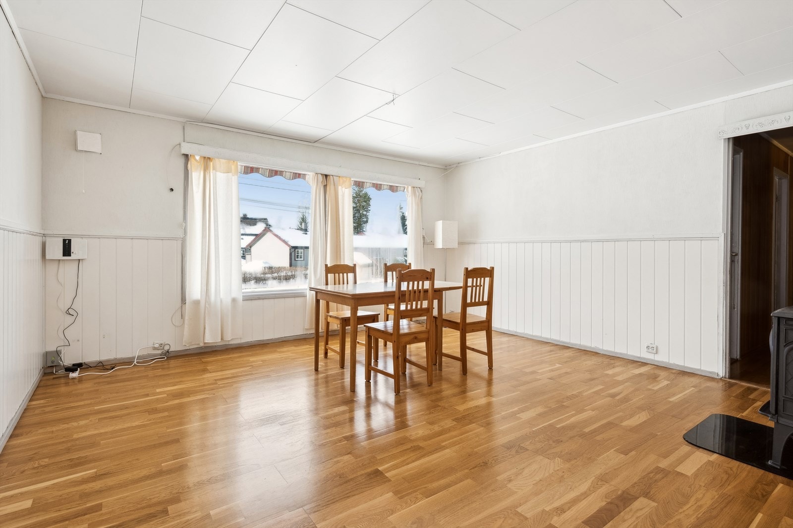 Stuen har peisovn som er god å ha når vinteren ikke helt slipper taket. Galleribilde