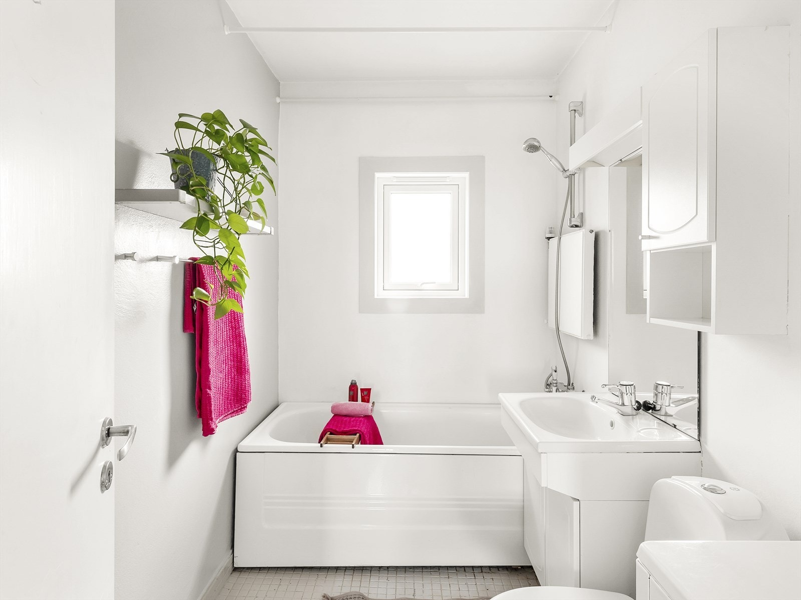 Bad med badekar og lyse fargevalg Galleribilde