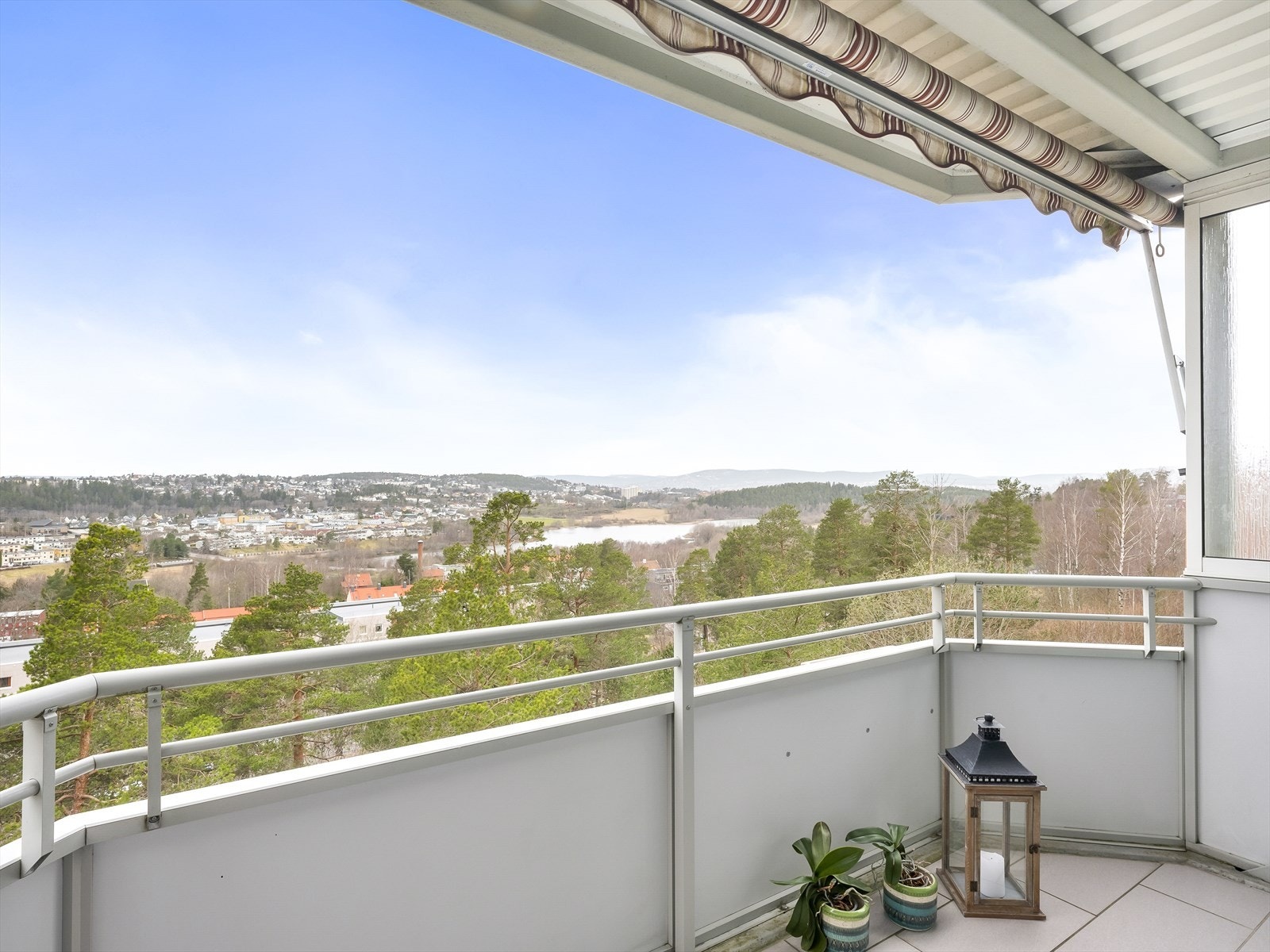 Det er montert en markise som skjermer mot sollys Galleribilde