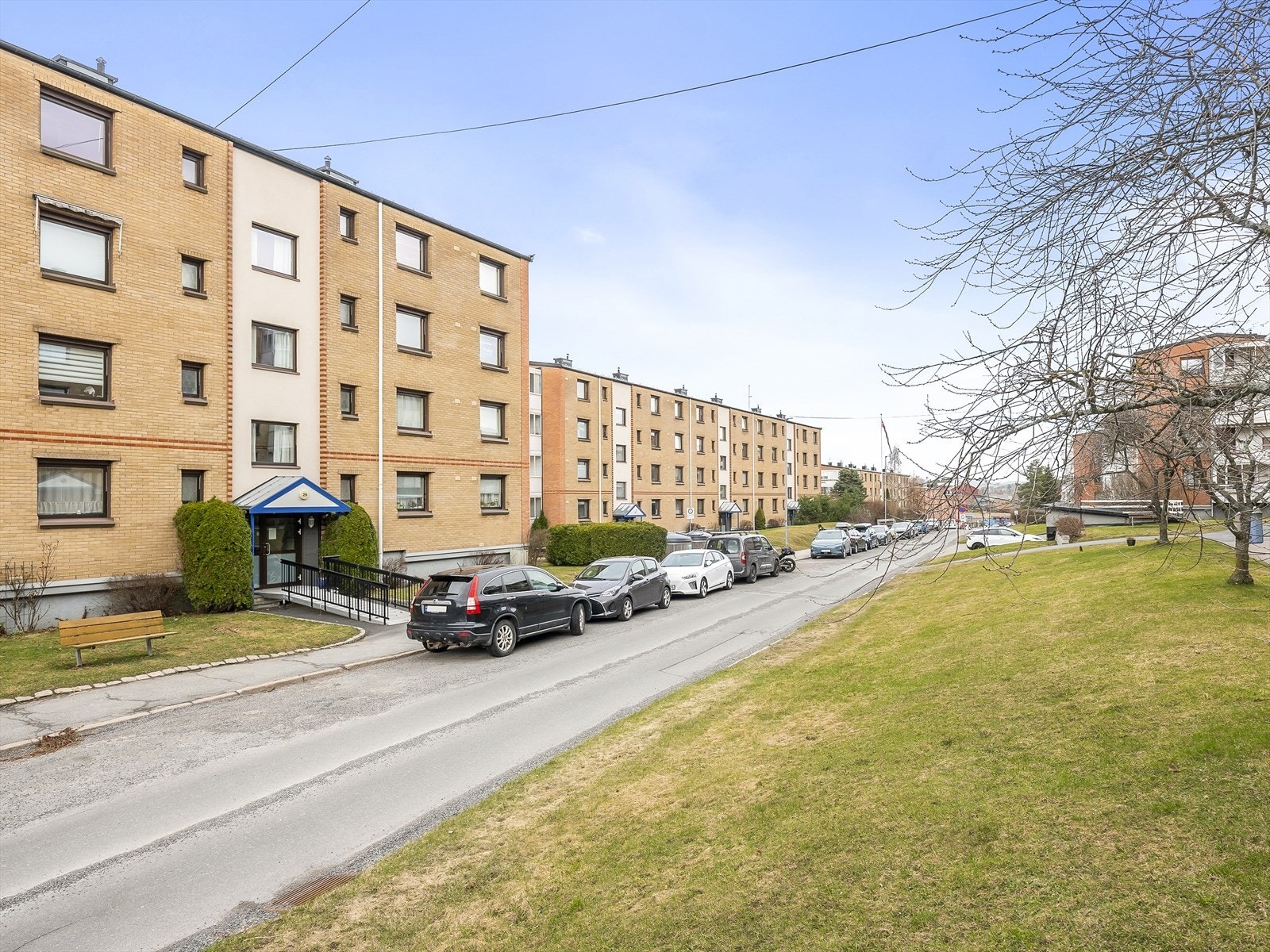 Gatetrase foran huset med parkeringsmuligheter Galleribilde