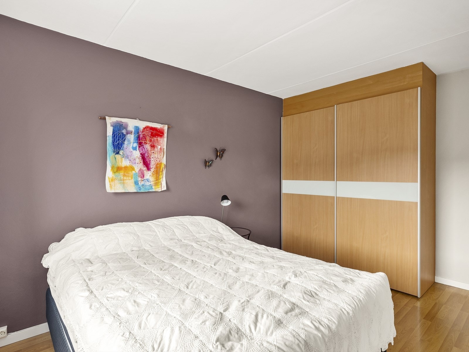 Soverom med stor garderobe og behagelig atmosfære Galleribilde