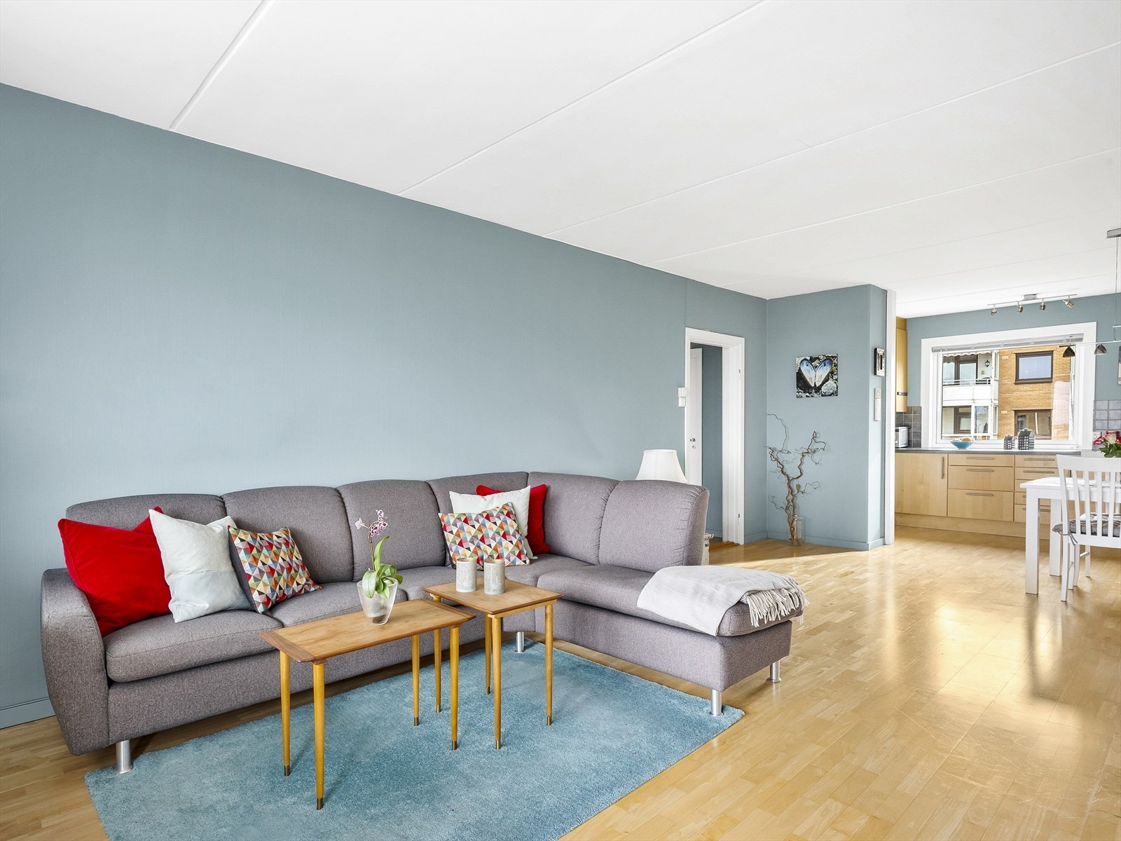 Lys og luftig stue med moderne innredning og utsikt Galleribilde