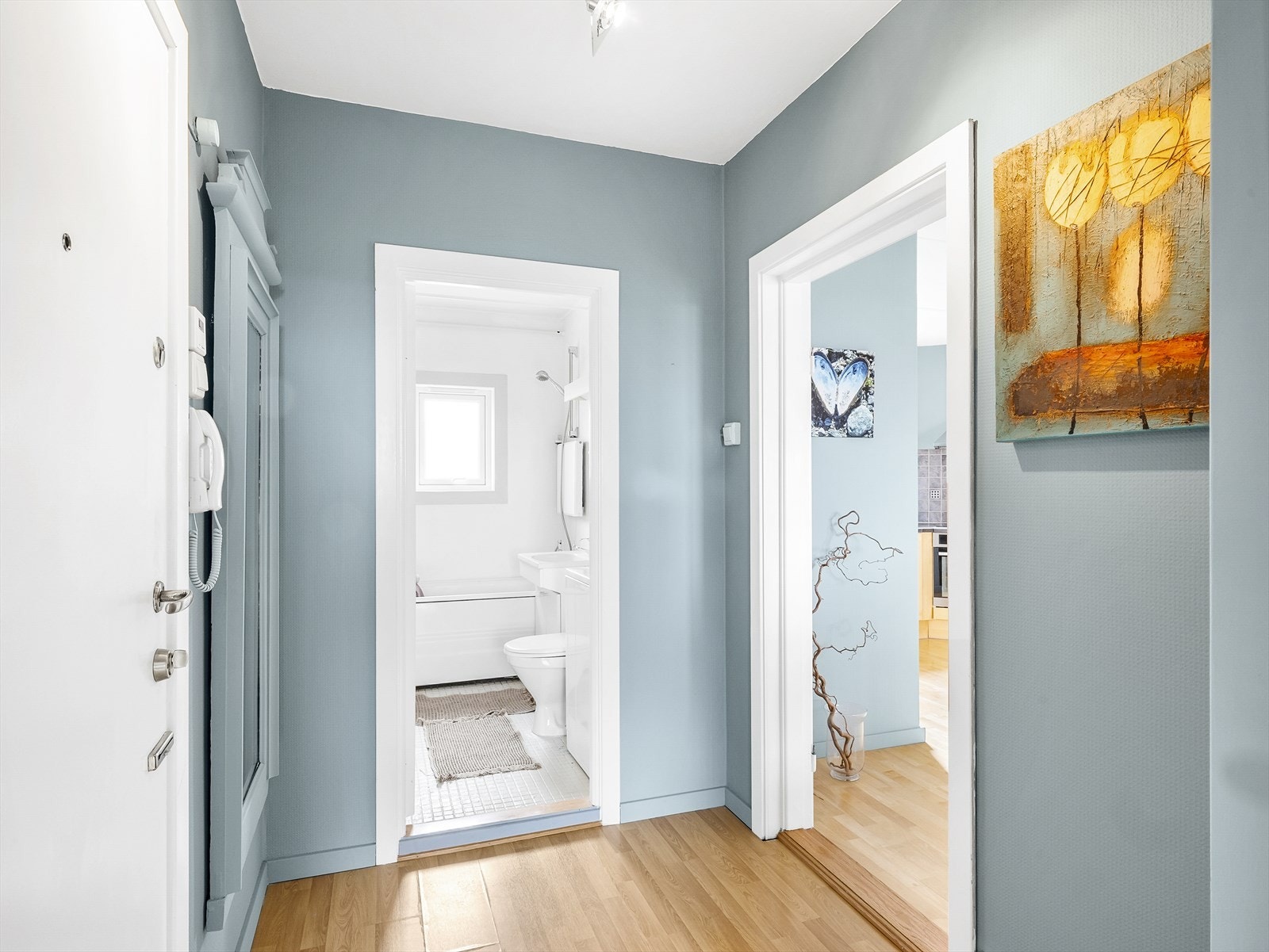 Flislagt bad med hvite flater og moderne design Galleribilde