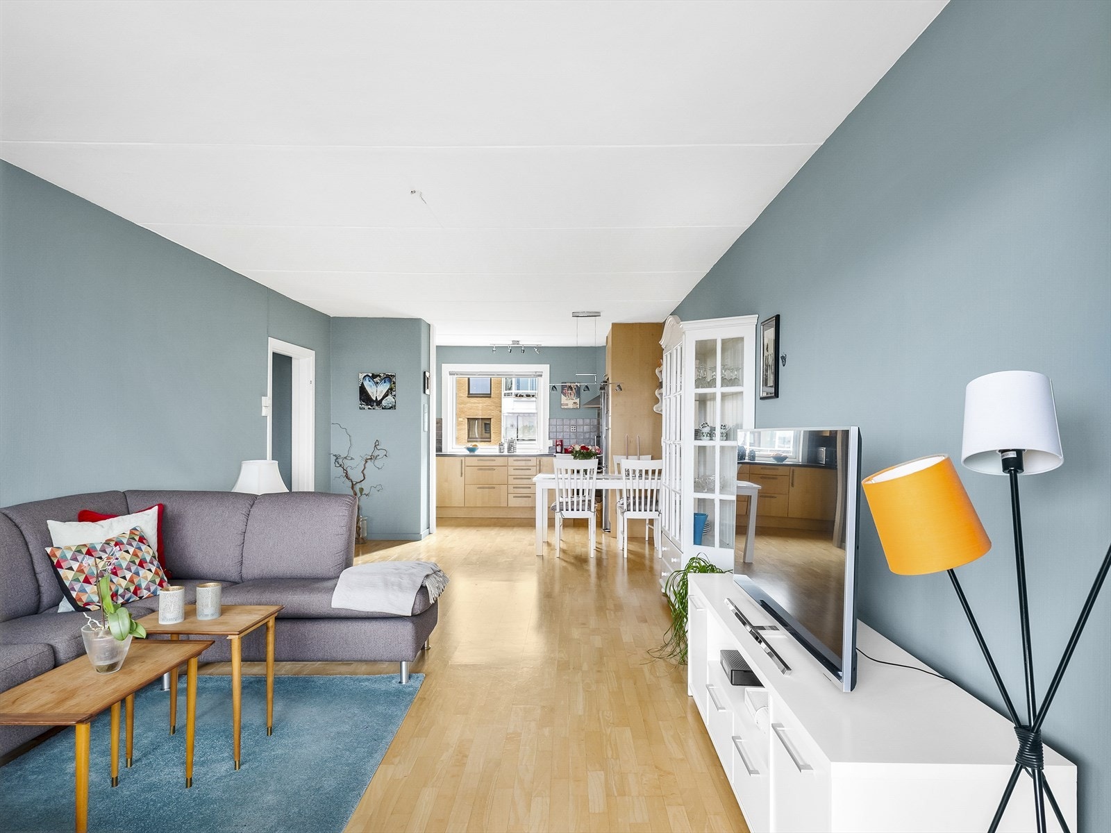 Åpent oppholdsrom med stue og direkte tilgang til spisekrok Galleribilde