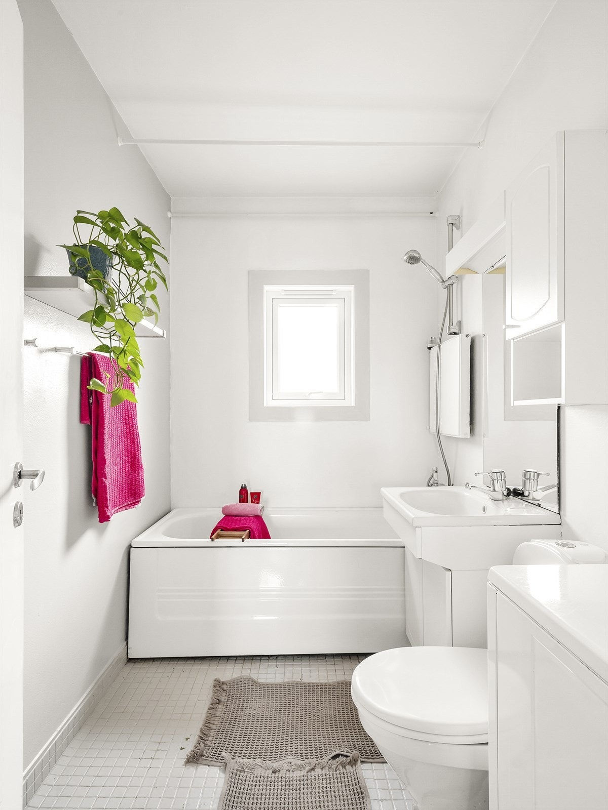 Funksjonelt bad av eldre årgang. Modernisering bør påregnes Galleribilde