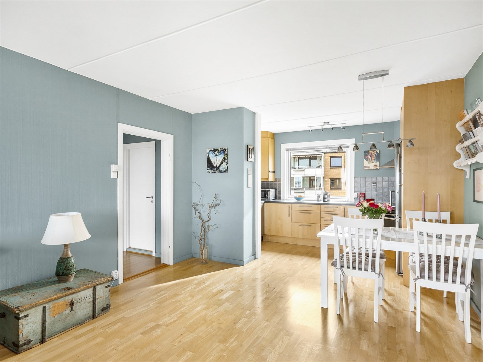 Romslig stue med godt lysinnfall og åpen kjøkkenløsning Galleribilde