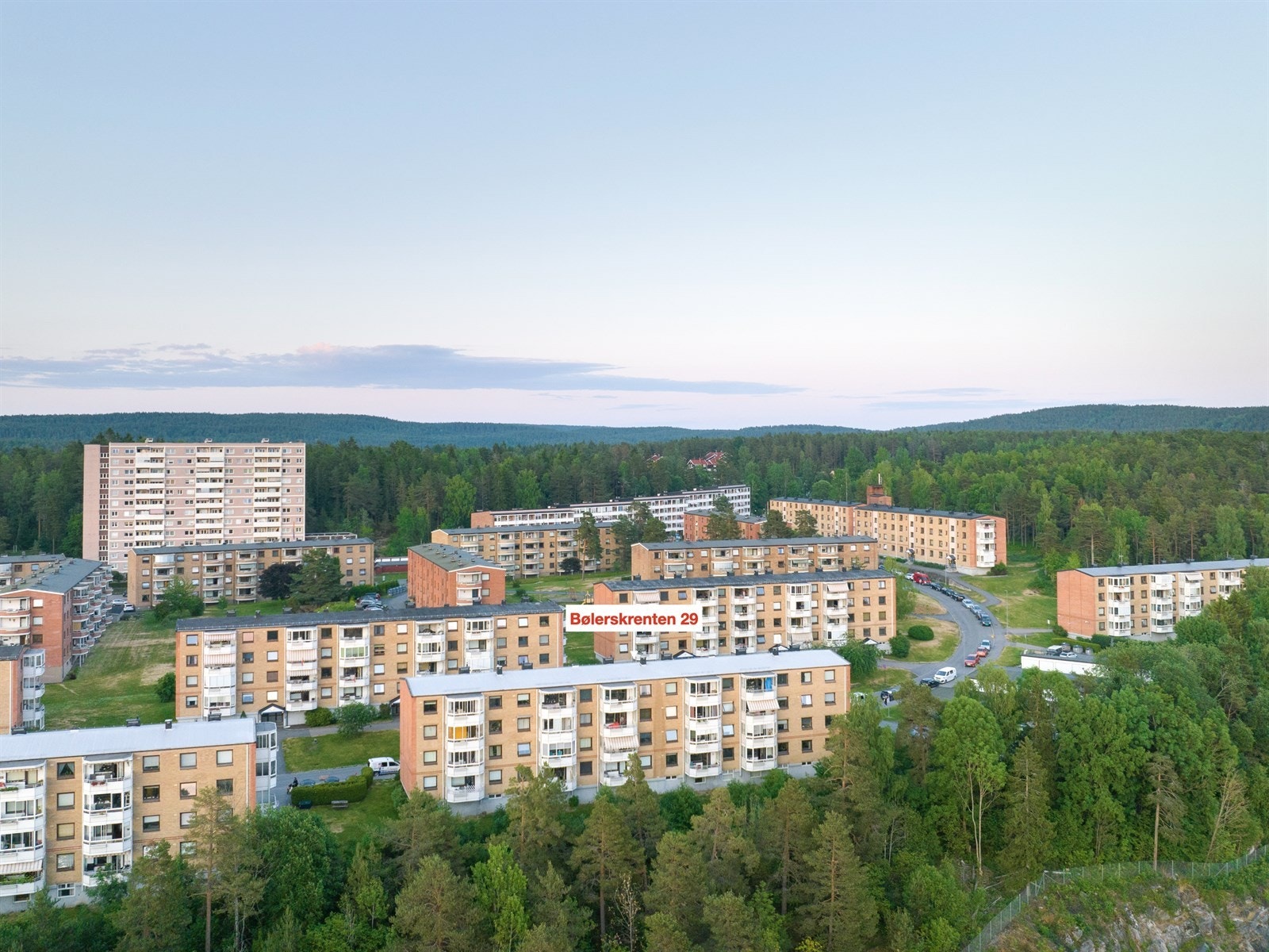 Utsikt over boligfelt med omkringliggende natur Galleribilde