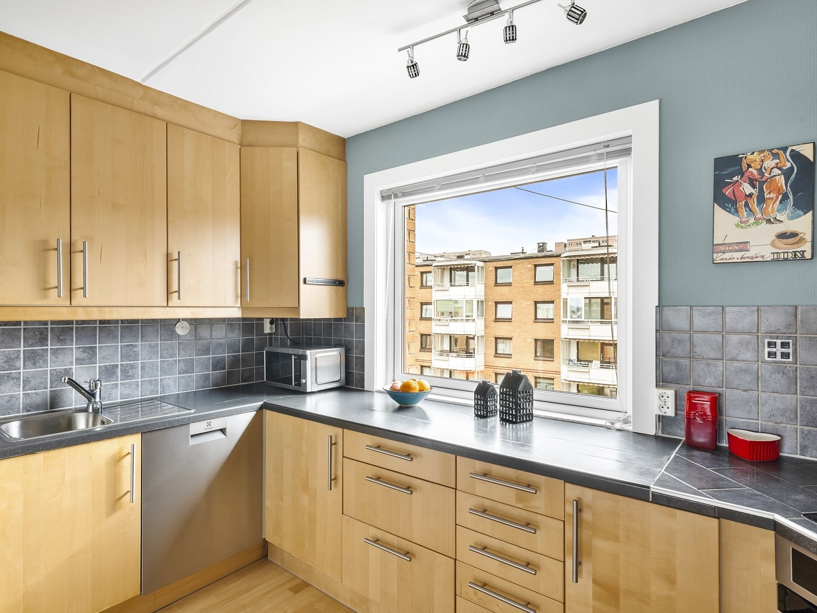 Praktisk kjøkken med rikelig skapplass og moderne apparater Galleribilde