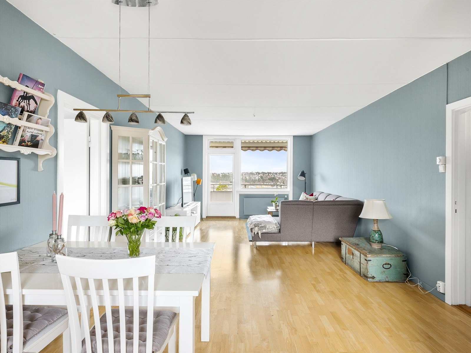 Stue med sofakrok, stor lysflate og dekorative detaljer Galleribilde