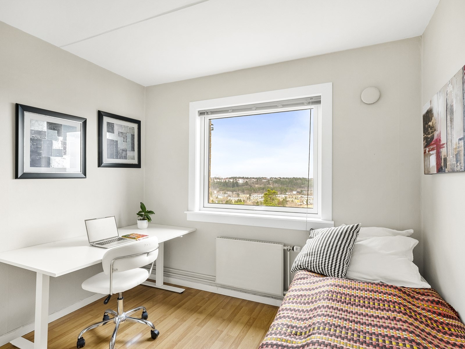 Kontorrom med naturlig lys og utsikt til landskapet Galleribilde